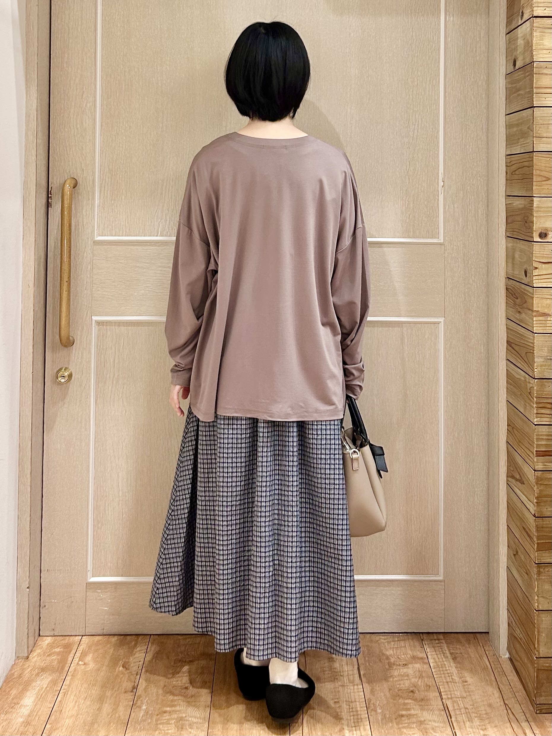 ちぐささんの「SHOO･LA･RUE｜【S-LL/UV】手の甲まで隠れる 指穴付き とろみVネックカーディガン」を使ったコーディネート