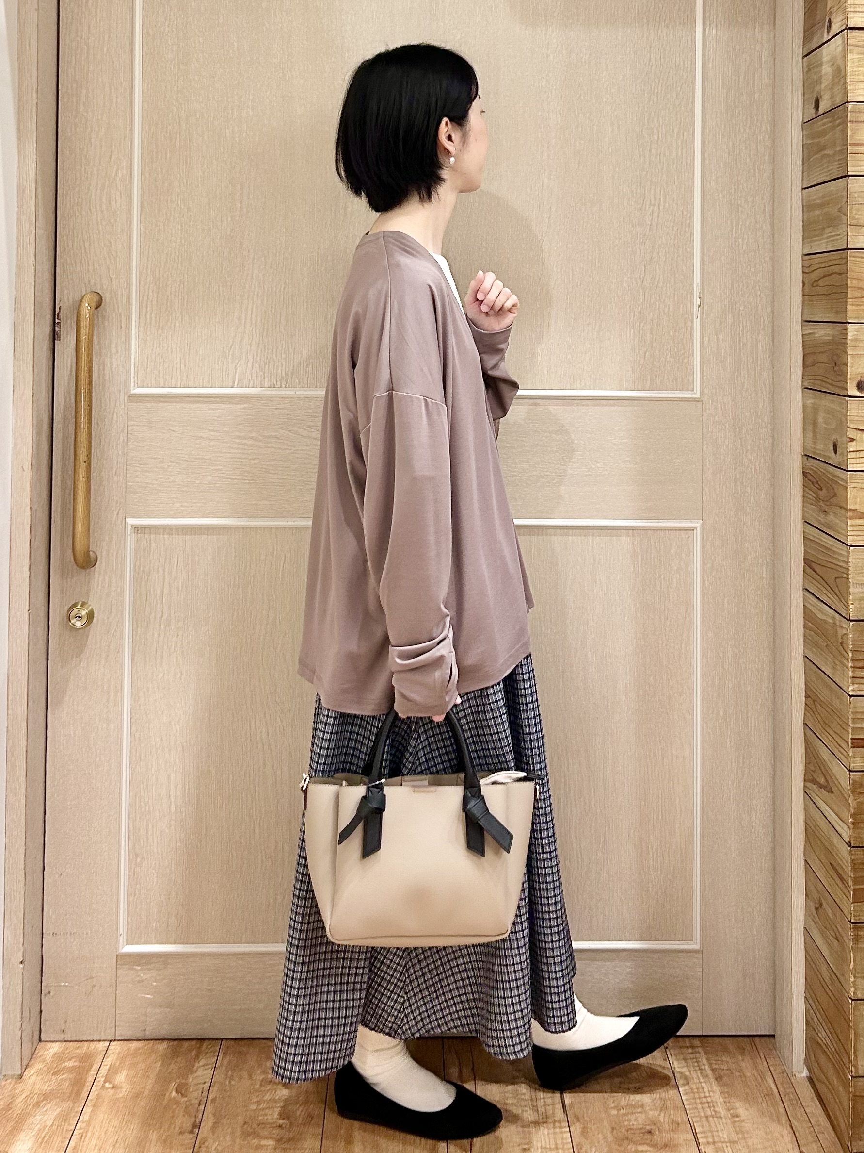 ちぐささんの「SHOO･LA･RUE｜【S-LL/UV】手の甲まで隠れる 指穴付き とろみVネックカーディガン」を使ったコーディネート