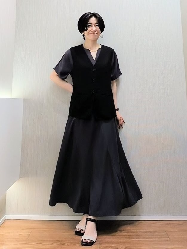 ミズタさんの「UNTITLED｜【セットアップ可/接触冷感/通気性】ドライシアーVネックジレ」を使ったコーディネート