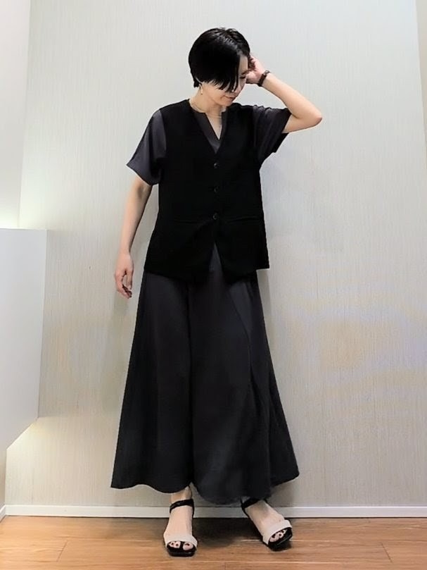ミズタさんの「UNTITLED｜【セットアップ可/接触冷感/通気性】ドライシアーVネックジレ」を使ったコーディネート