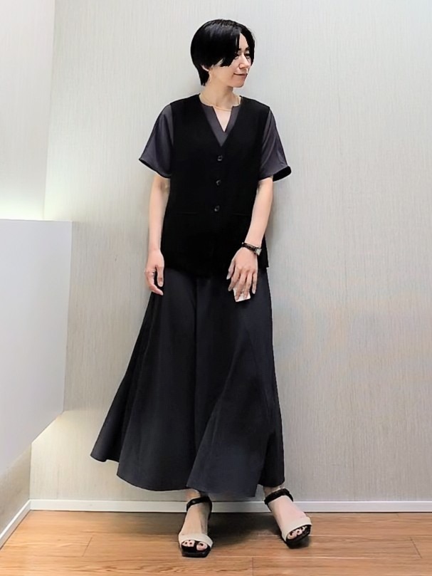 ミズタさんの「UNTITLED｜【セットアップ可/接触冷感/通気性】ドライシアーVネックジレ」を使ったコーディネート