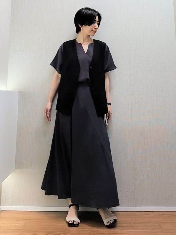 ミズタさんの「UNTITLED｜【セットアップ可/接触冷感/通気性】ドライシアーVネックジレ」を使ったコーディネート