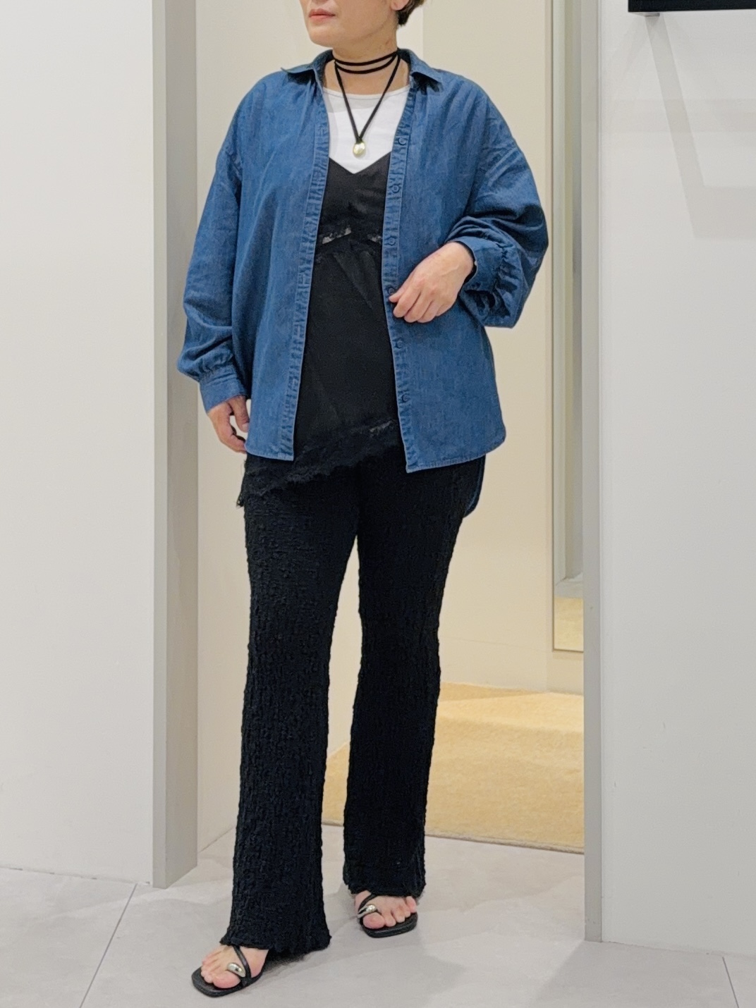 タナさんの「THE SHOP TK｜【後ろ姿もサマになる】バックシャーリングシャツ」を使ったコーディネート