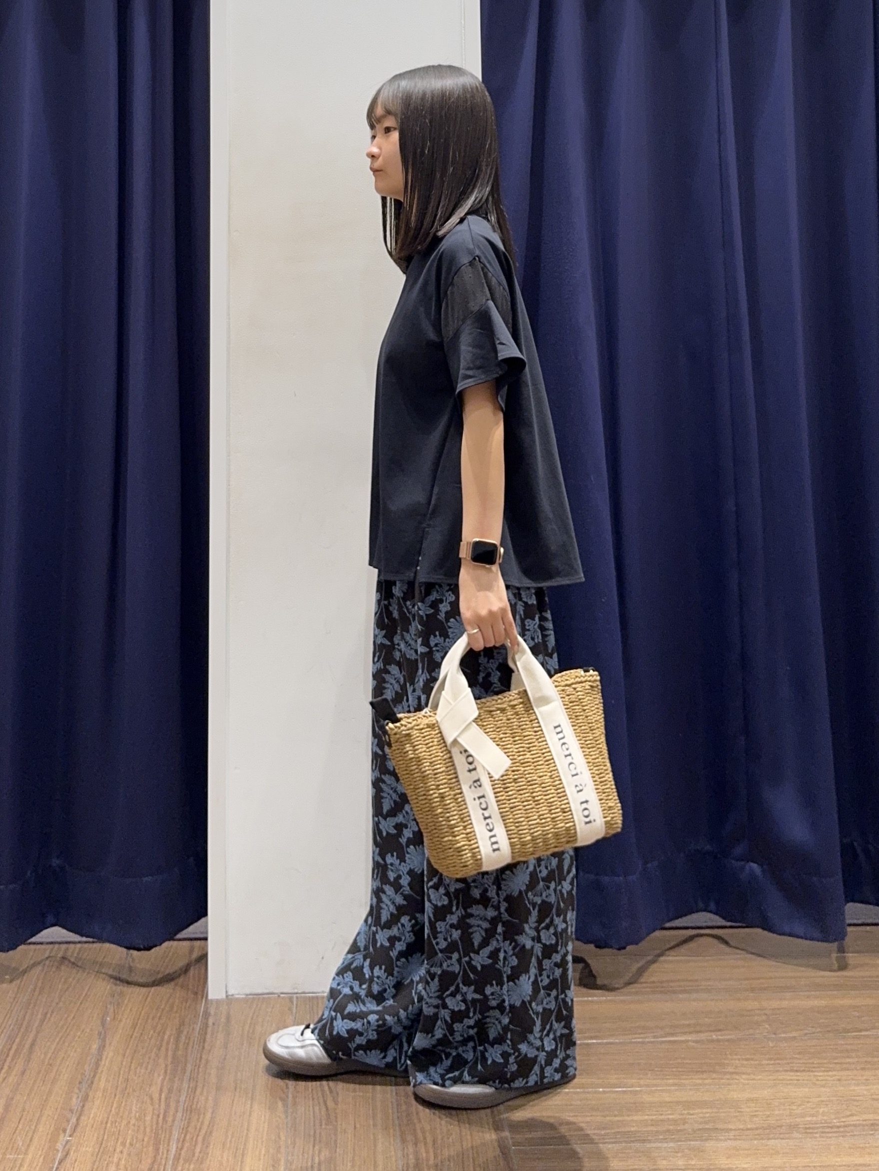 cherryさんの「THE SHOP TK｜【ひんやりさらさら】軽やかに揺れる シアーフレアスリーブTシャツ」を使ったコーディネート