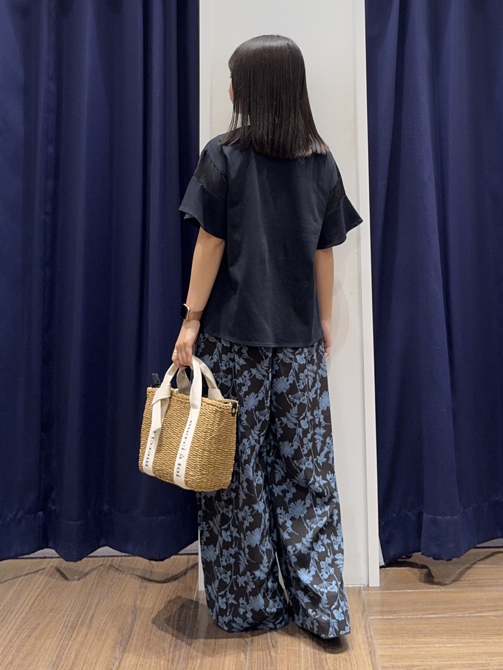 cherryさんの「THE SHOP TK｜【ひんやりさらさら】軽やかに揺れる シアーフレアスリーブTシャツ」を使ったコーディネート