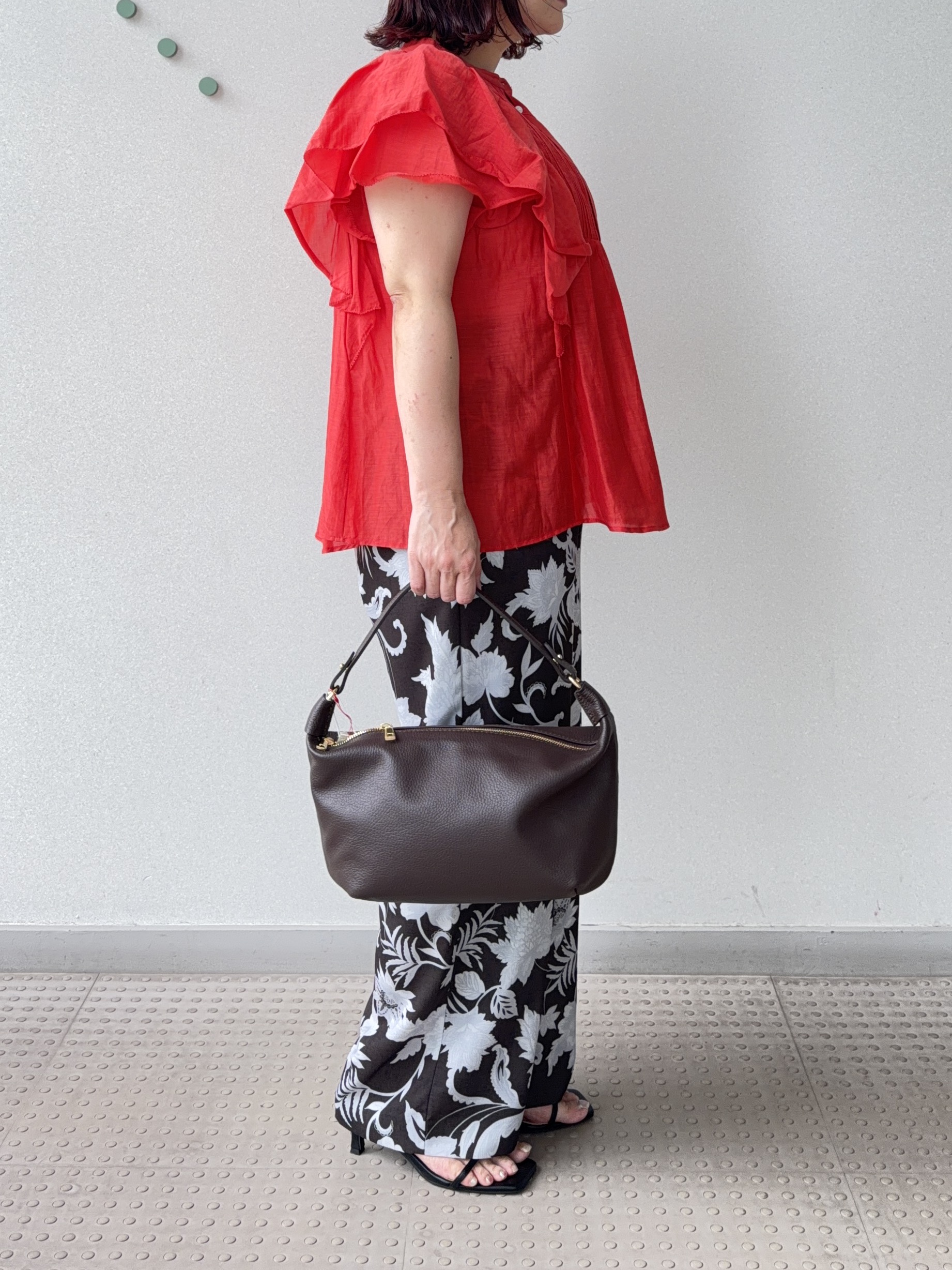 Asamiさんの「DRESSTERIOR｜コットンシルク ラッフルスリーブ ブラウス」を使ったコーディネート
