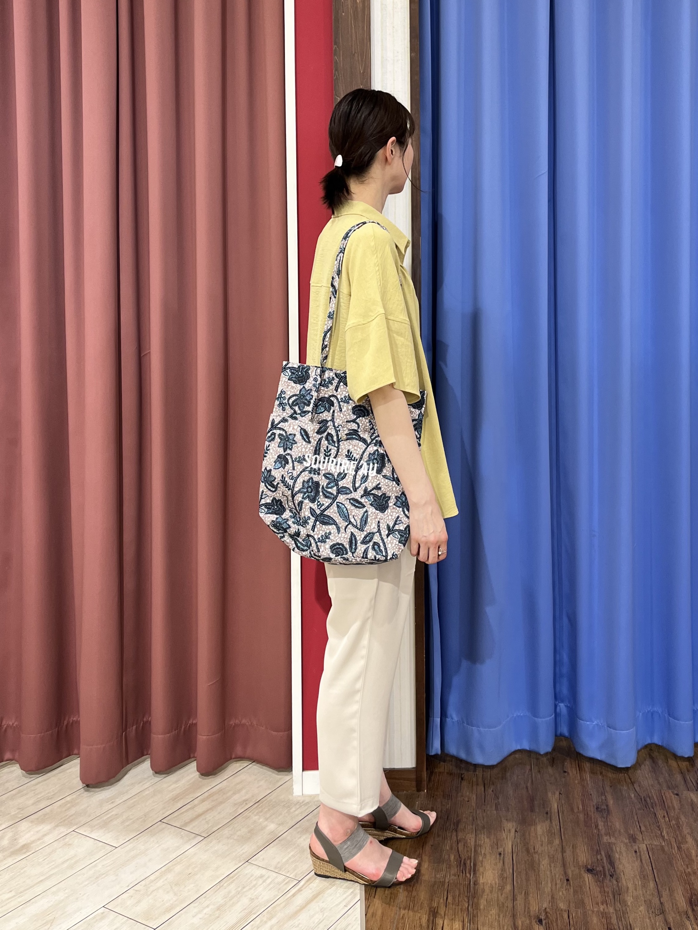 muさんの「SHOO･LA･RUE｜【高レビュー/洗濯後しわになりにくい/体型カバー】きちんとゆるっと 大人の抜け感 ポンチョ風カラーシ」を使ったコーディネート