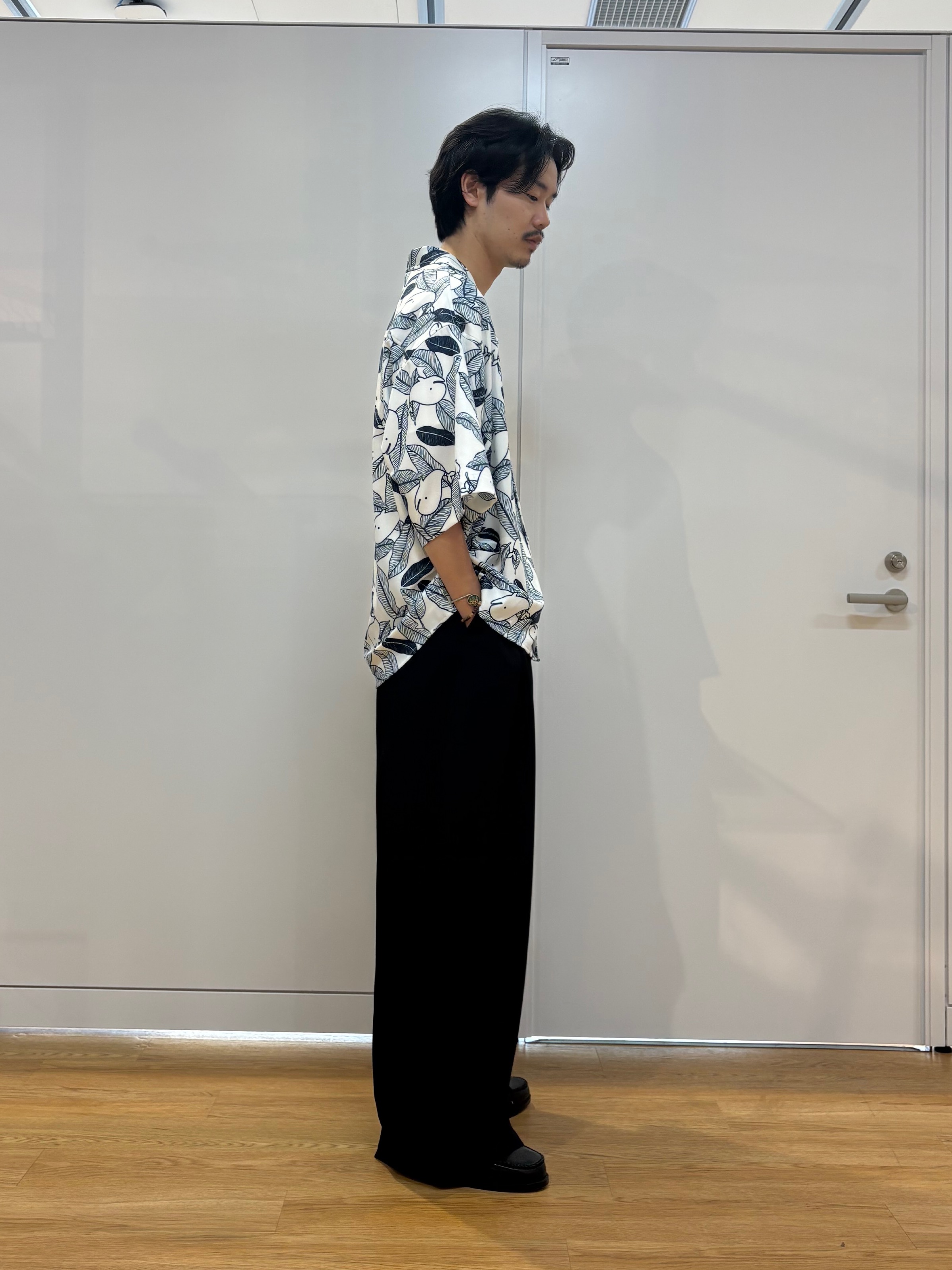 北浦歩大さんの「tk.TAKEO KIKUCHI｜梨地クジラシャツ」を使ったコーディネート