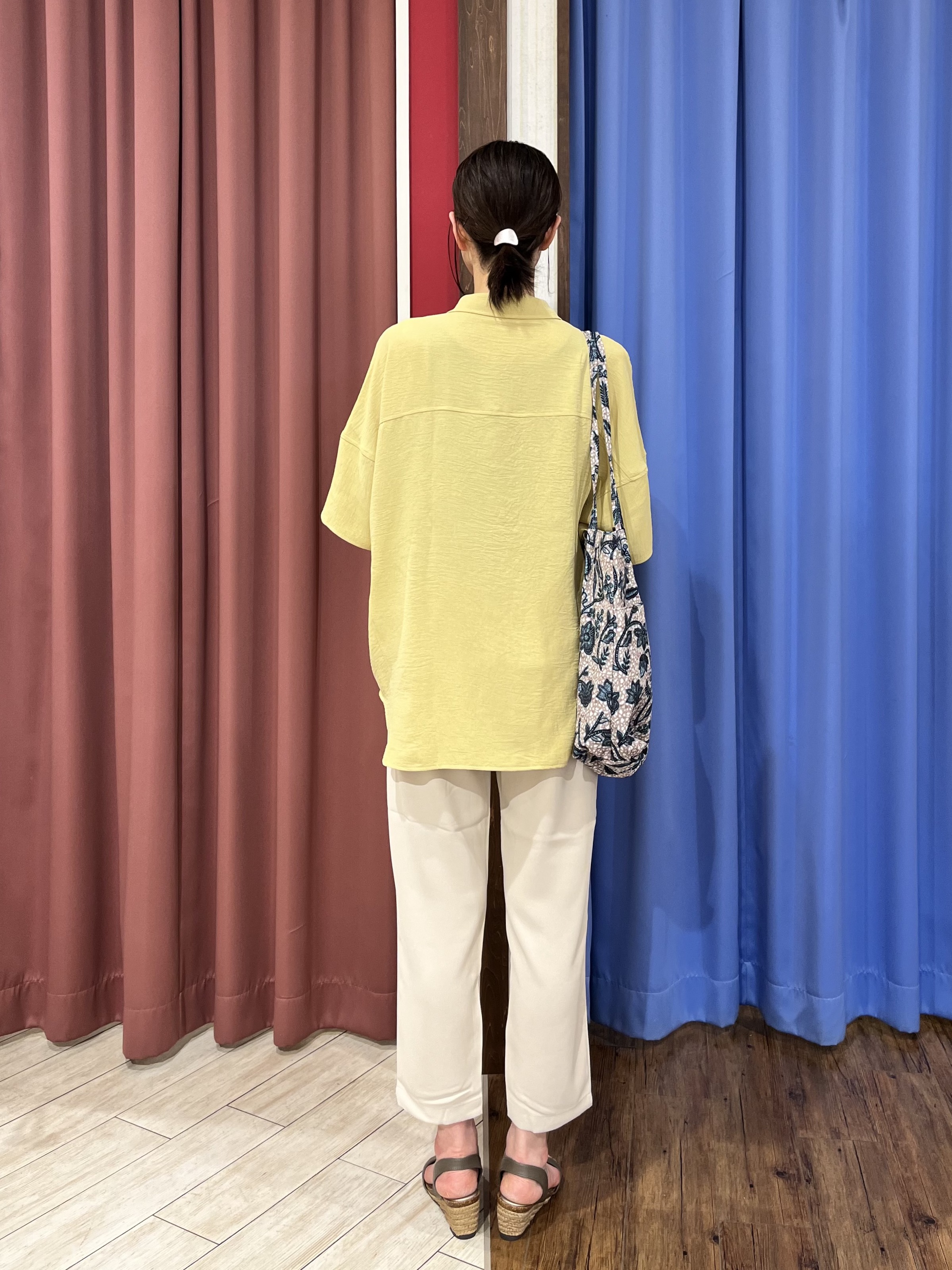 muさんの「SHOO･LA･RUE｜【高レビュー/洗濯後しわになりにくい/体型カバー】きちんとゆるっと 大人の抜け感 ポンチョ風カラーシ」を使ったコーディネート