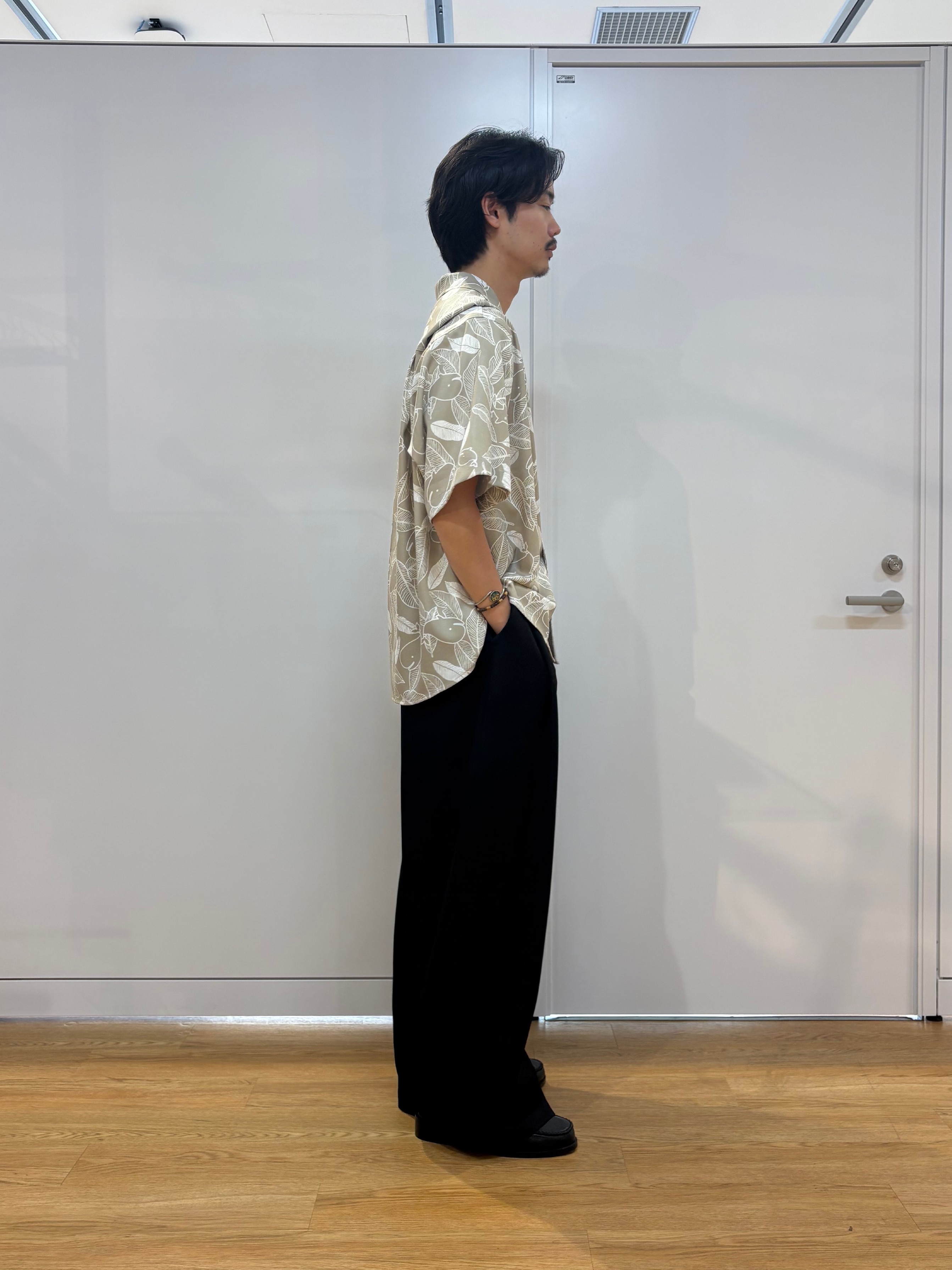 北浦歩大さんの「tk.TAKEO KIKUCHI｜梨地クジラシャツ」を使ったコーディネート