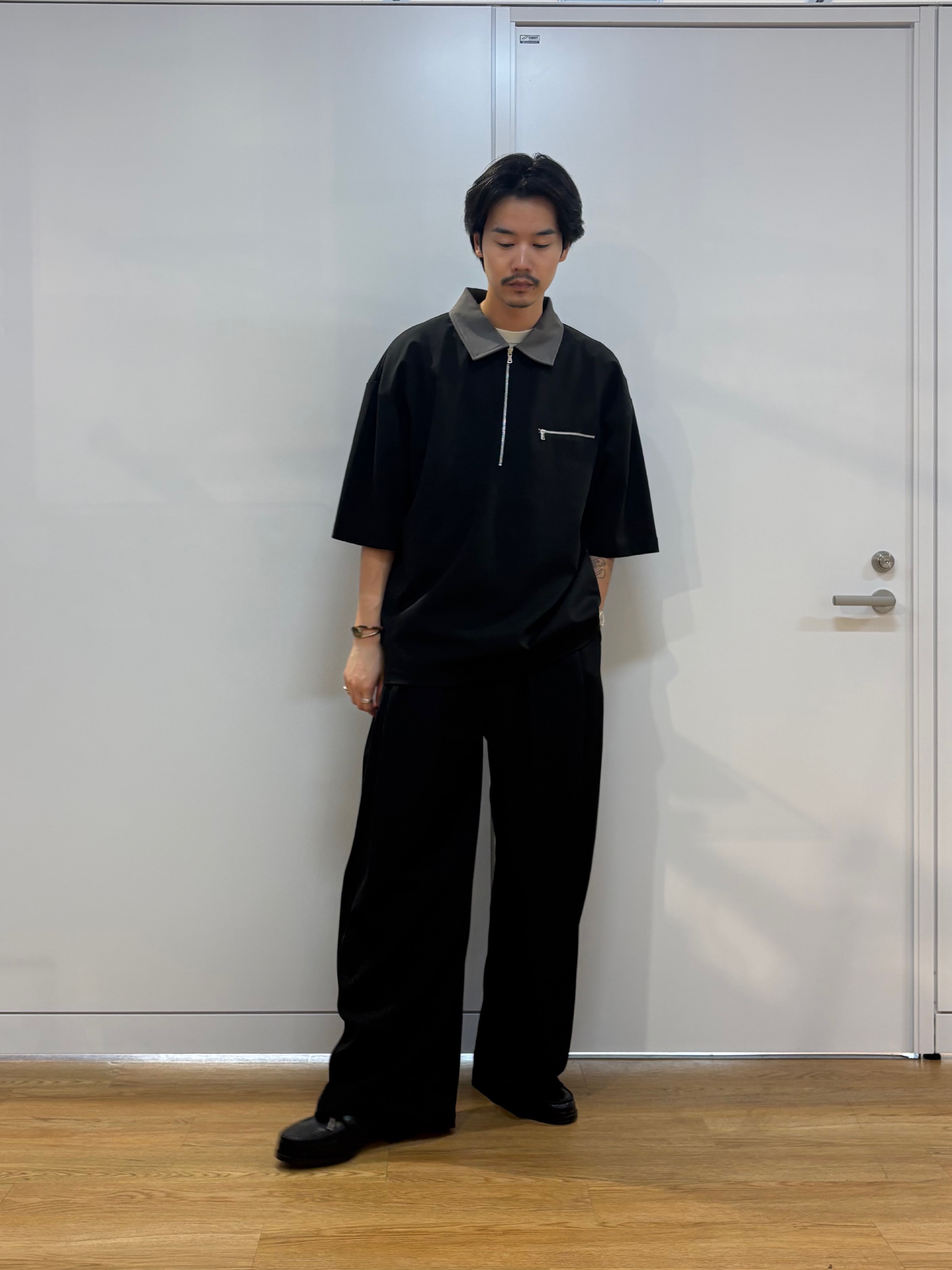 北浦歩大さんの「tk.TAKEO KIKUCHI｜【人気商品！】カラースイッチハーフジップポロ/ドロップショルダー/ポロシャツ/ドライタッチ」を使ったコーディネート