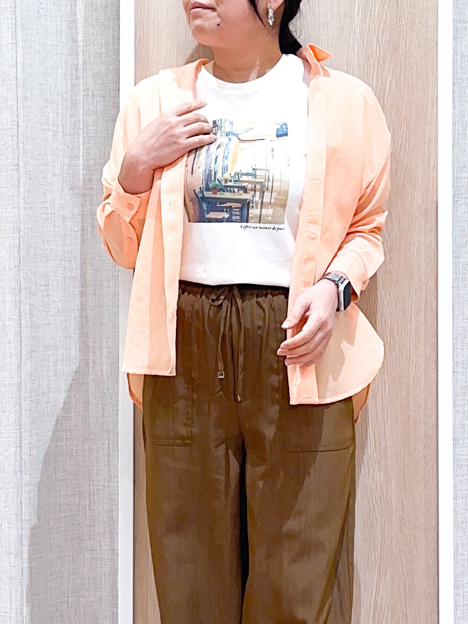 naoさんの「grove｜【洗濯機OK・ひんやり】朝晩の気温差に◎軽やかシアーシャツ」を使ったコーディネート