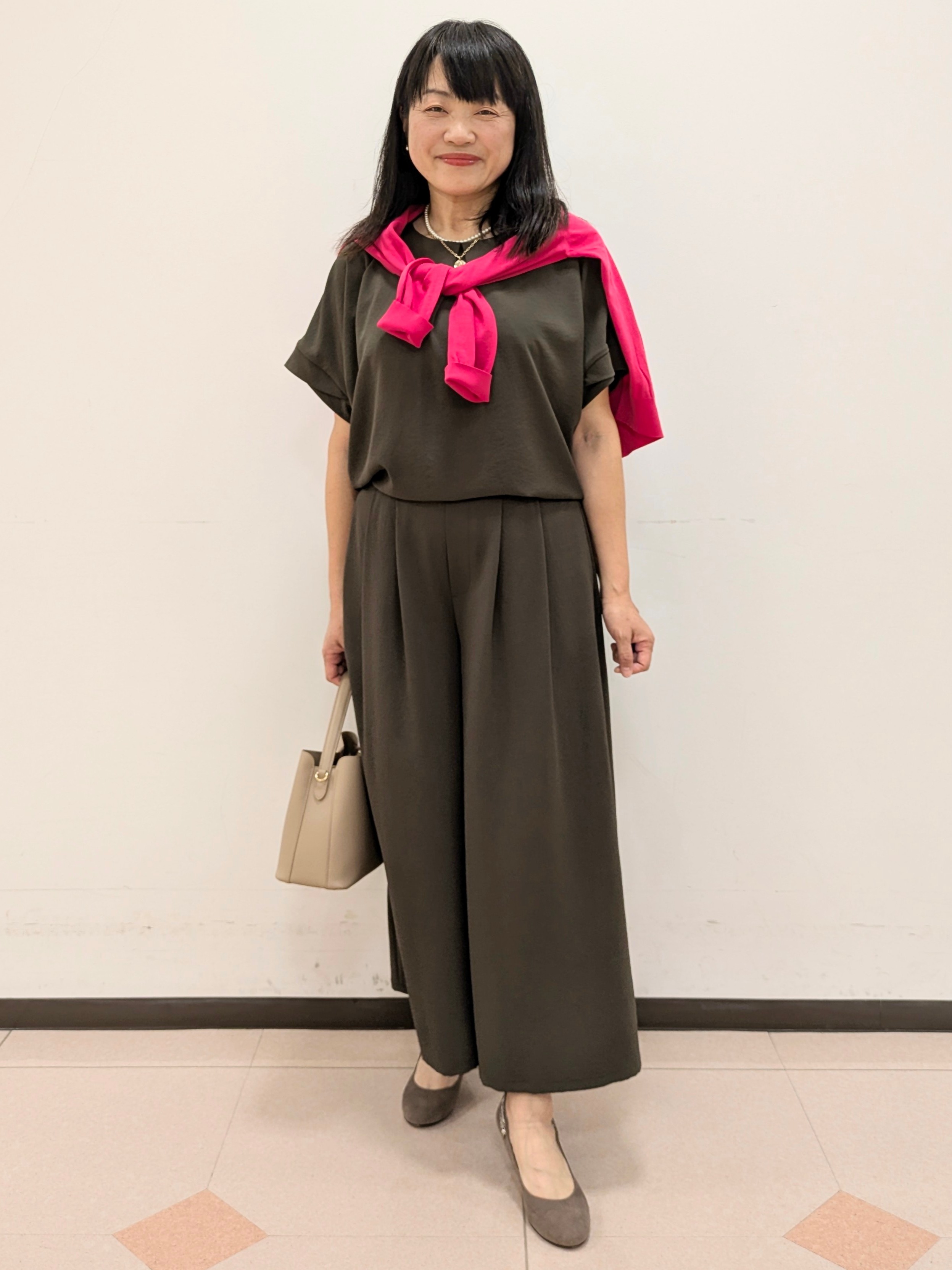 ともさんの「UNTITLED｜【前後2WAY/はっ水/セットアップ可】リラクシーフレンチスリーブブラウス」を使ったコーディネート