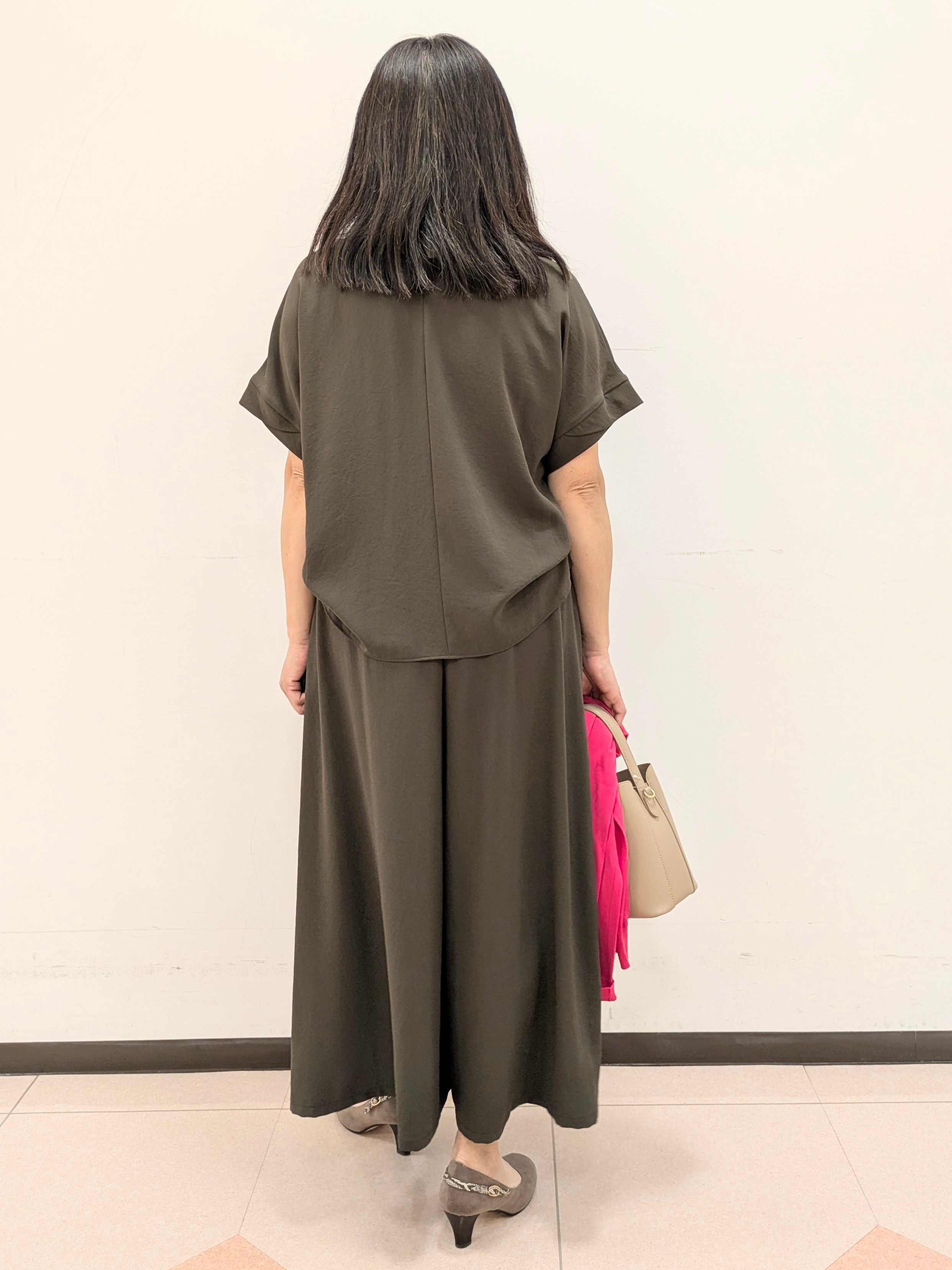 ともさんの「UNTITLED｜【前後2WAY/はっ水/セットアップ可】リラクシーフレンチスリーブブラウス」を使ったコーディネート