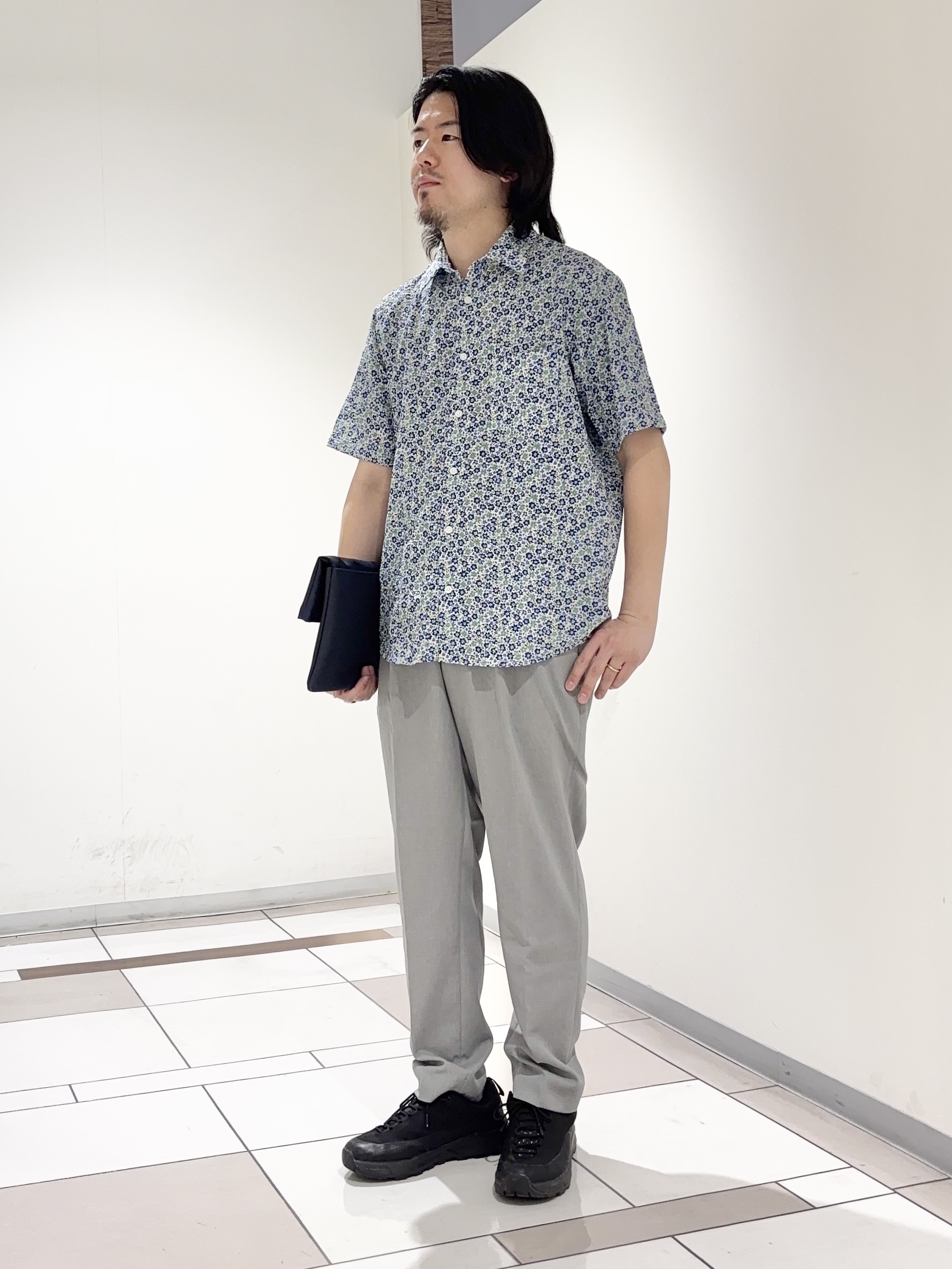 及川さんの「TAKEO KIKUCHI｜リップル小花シャツ」を使ったコーディネート