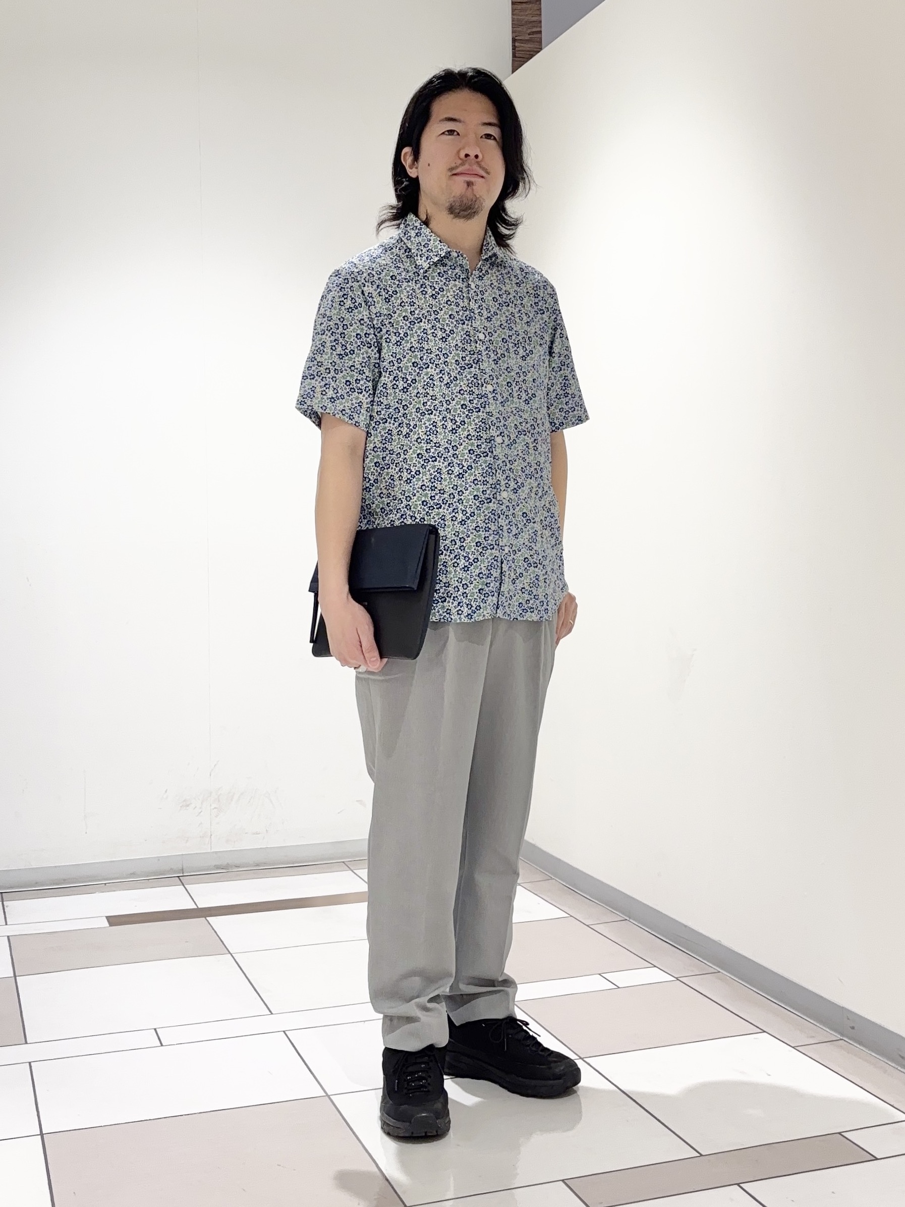 及川さんの「TAKEO KIKUCHI｜リップル小花シャツ」を使ったコーディネート