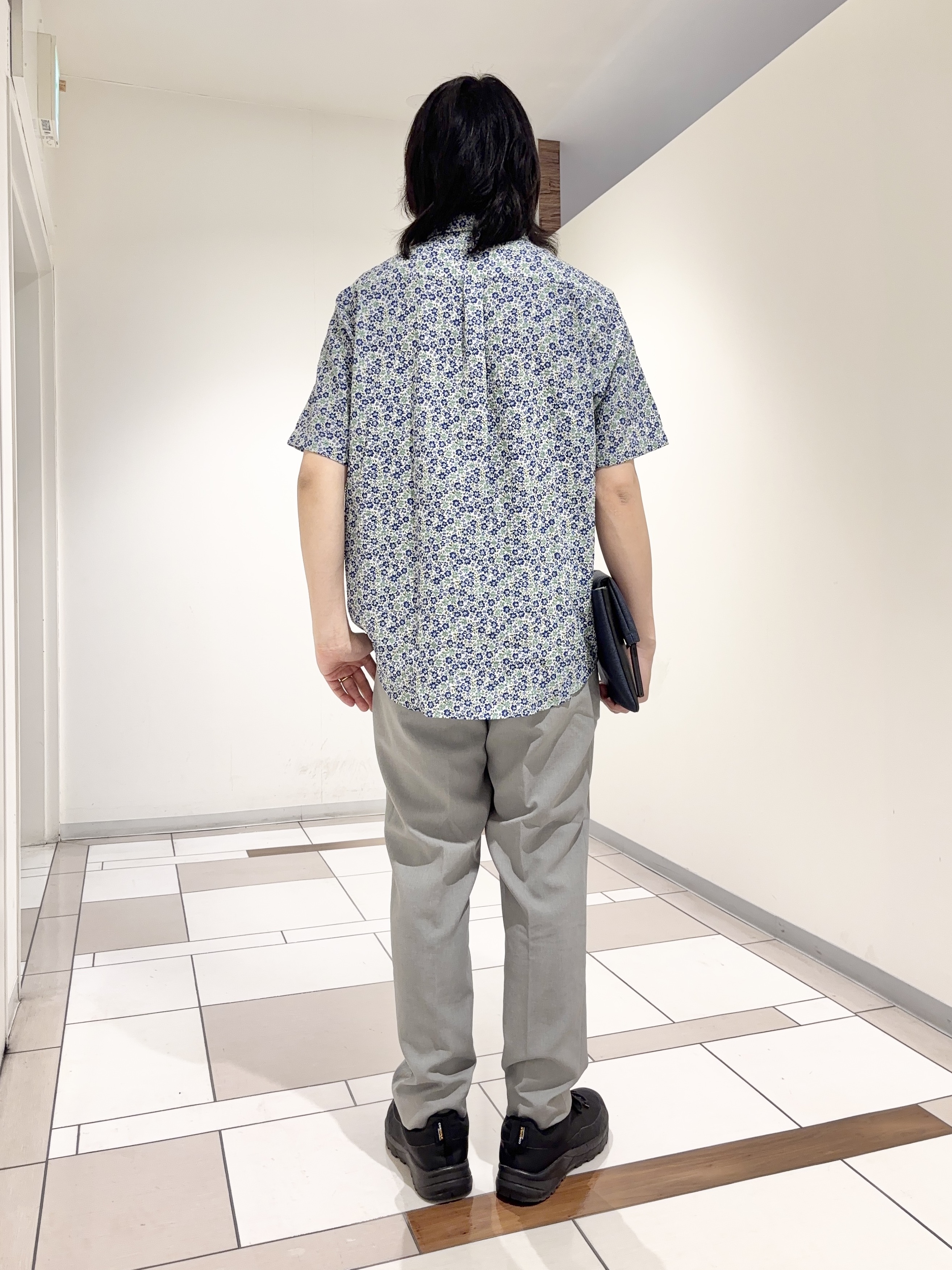 及川さんの「TAKEO KIKUCHI｜リップル小花シャツ」を使ったコーディネート
