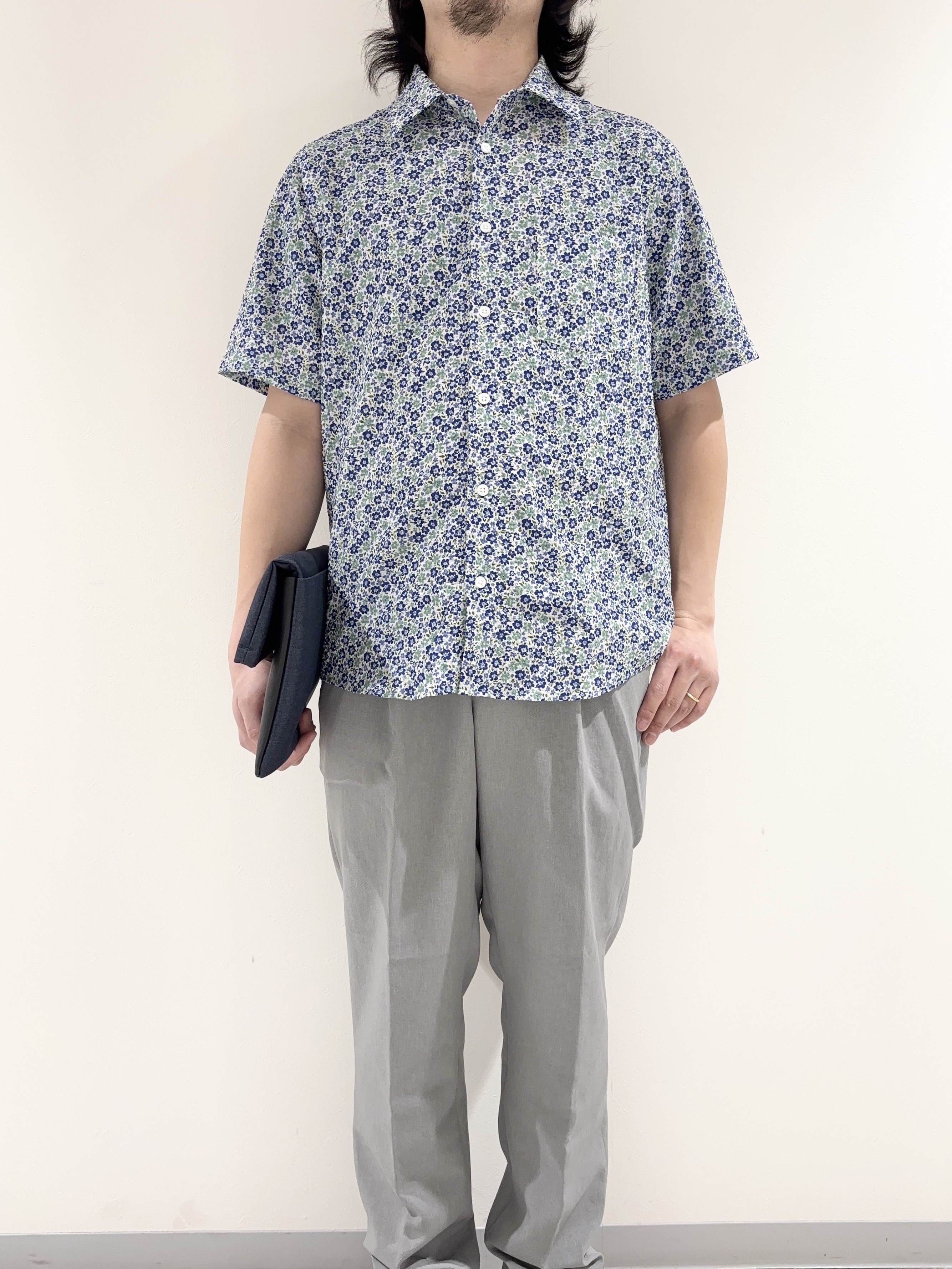 及川さんの「TAKEO KIKUCHI｜リップル小花シャツ」を使ったコーディネート