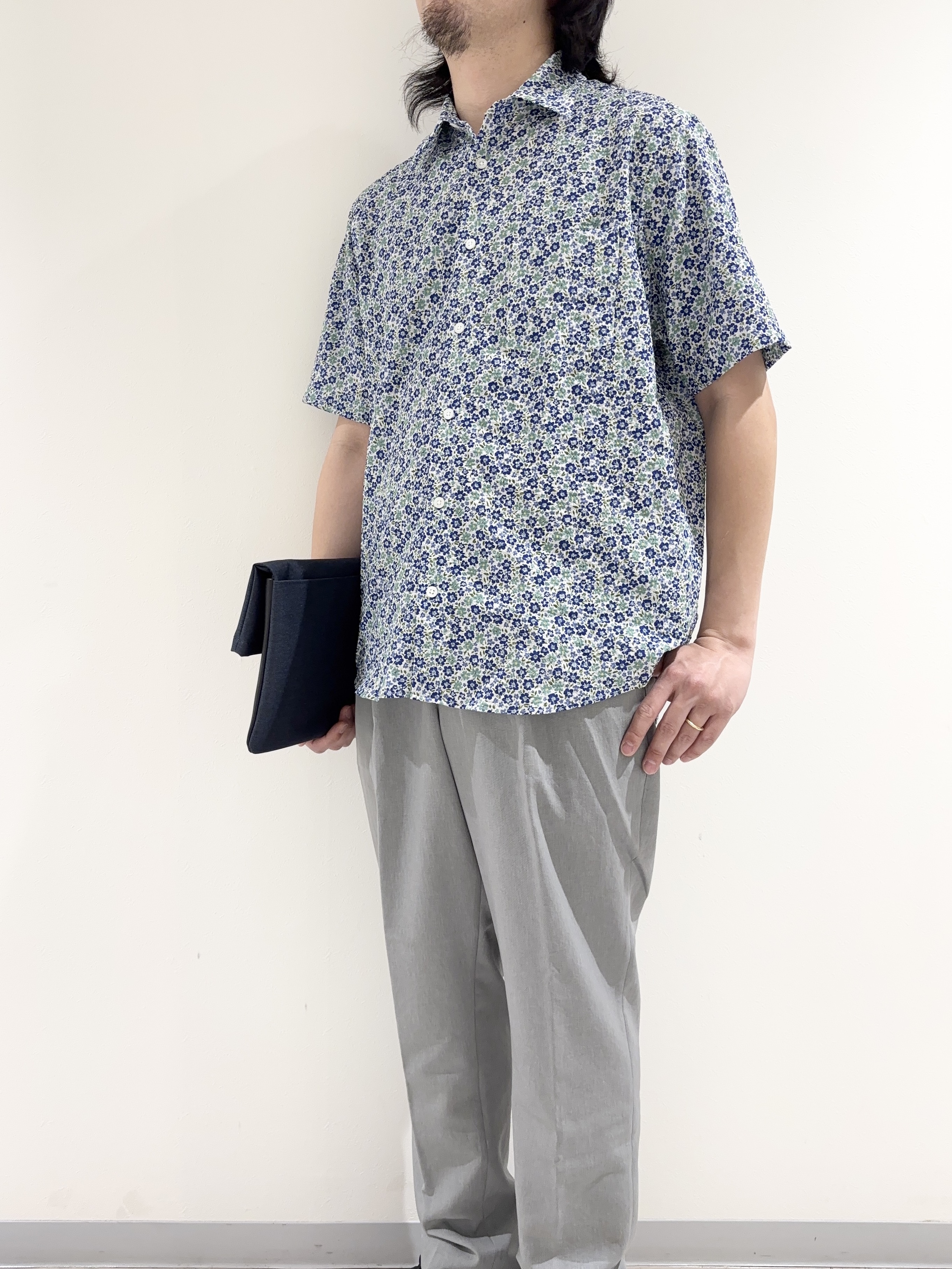 及川さんの「TAKEO KIKUCHI｜リップル小花シャツ」を使ったコーディネート