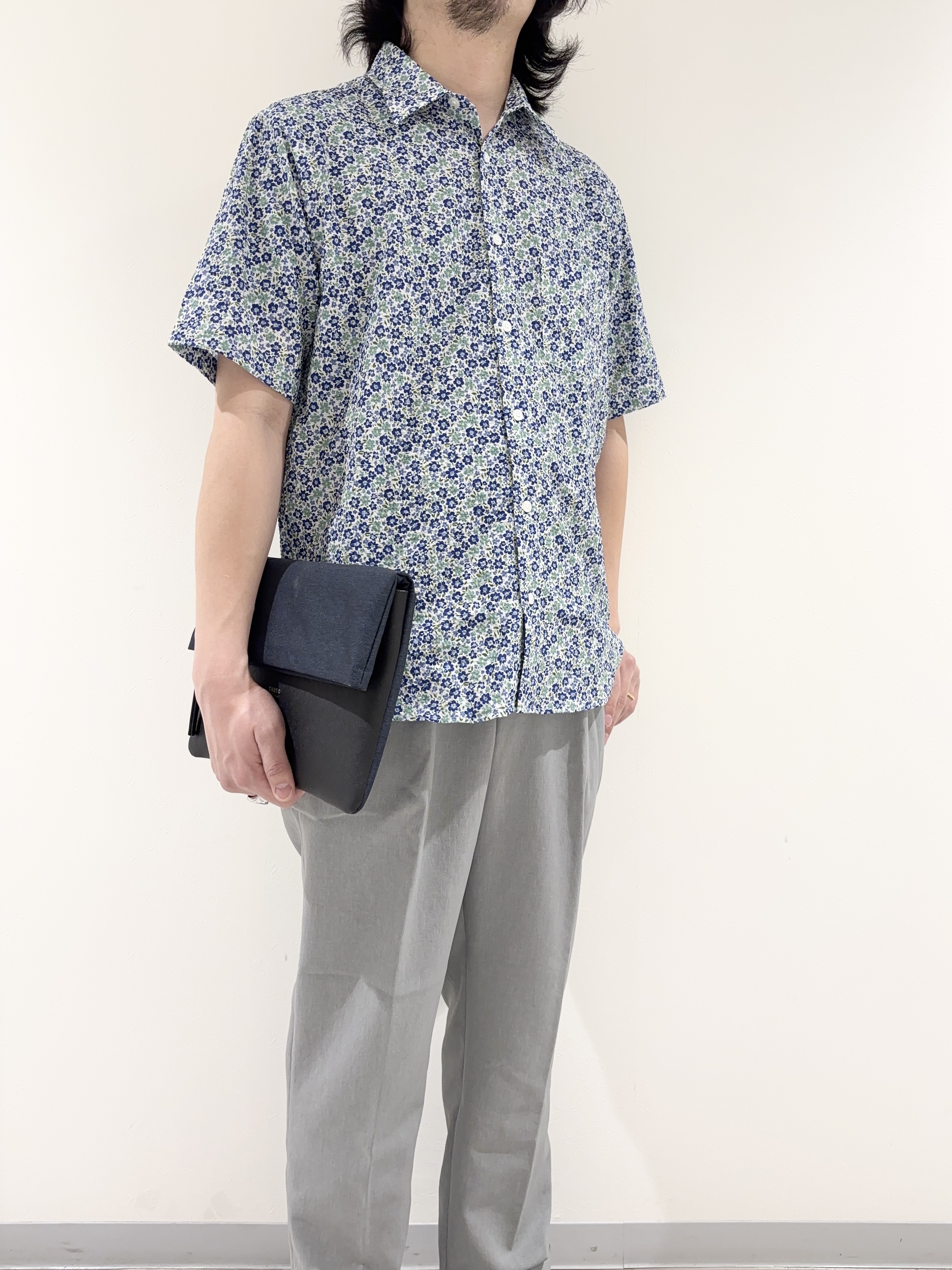 及川さんの「TAKEO KIKUCHI｜リップル小花シャツ」を使ったコーディネート