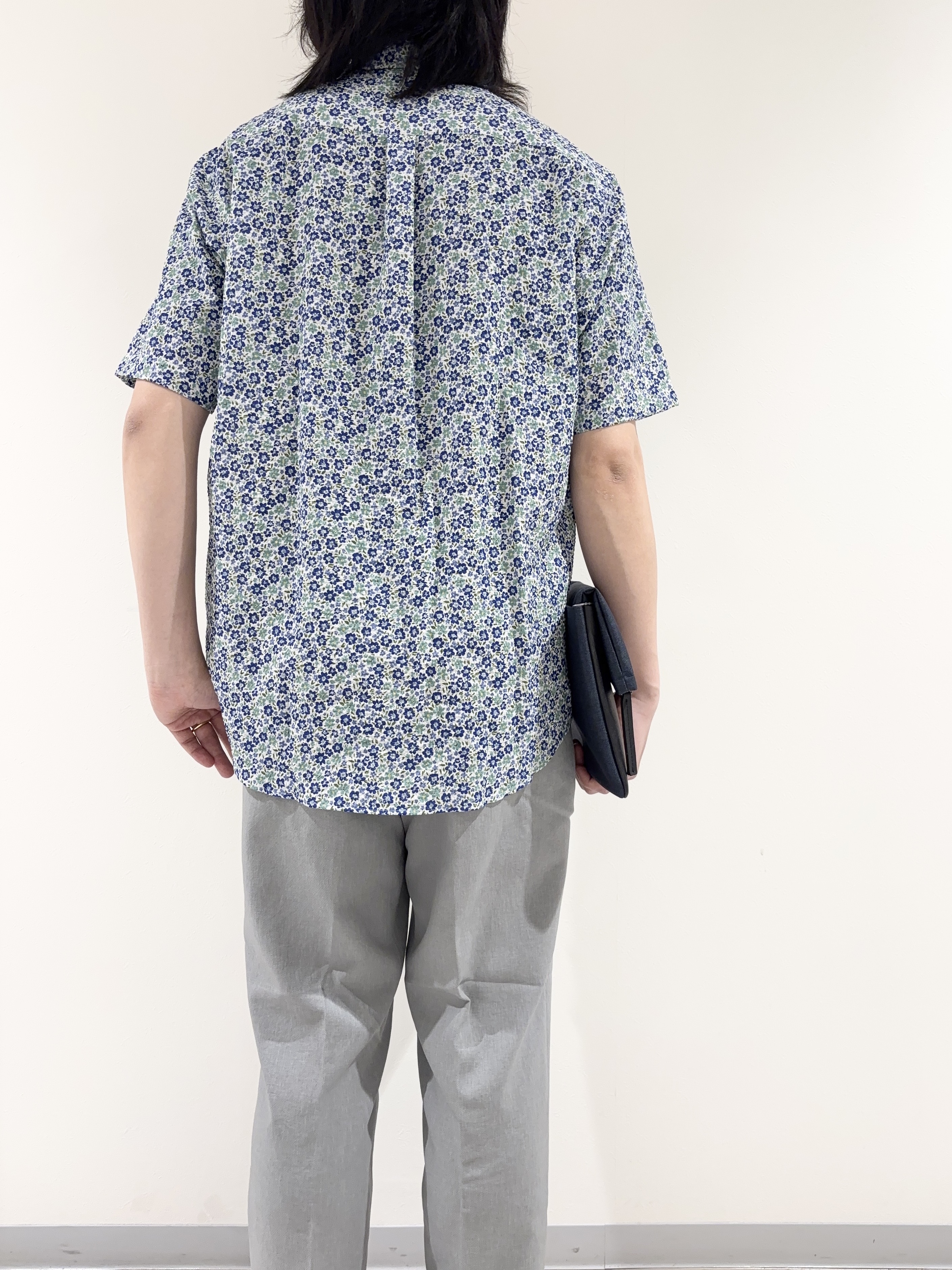 及川さんの「TAKEO KIKUCHI｜リップル小花シャツ」を使ったコーディネート