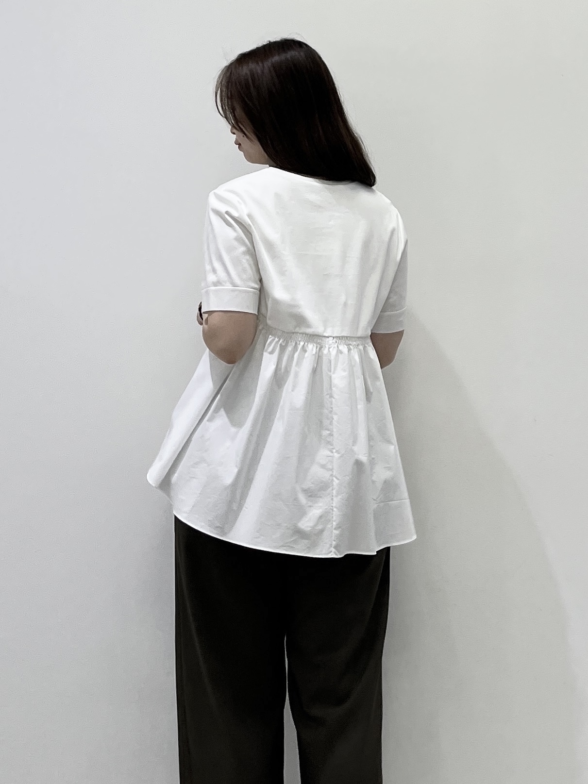 Saekoさんの「COUP DE CHANCE｜【手洗い可／日本製】バックペプラムデザイン プルオーバー」を使ったコーディネート
