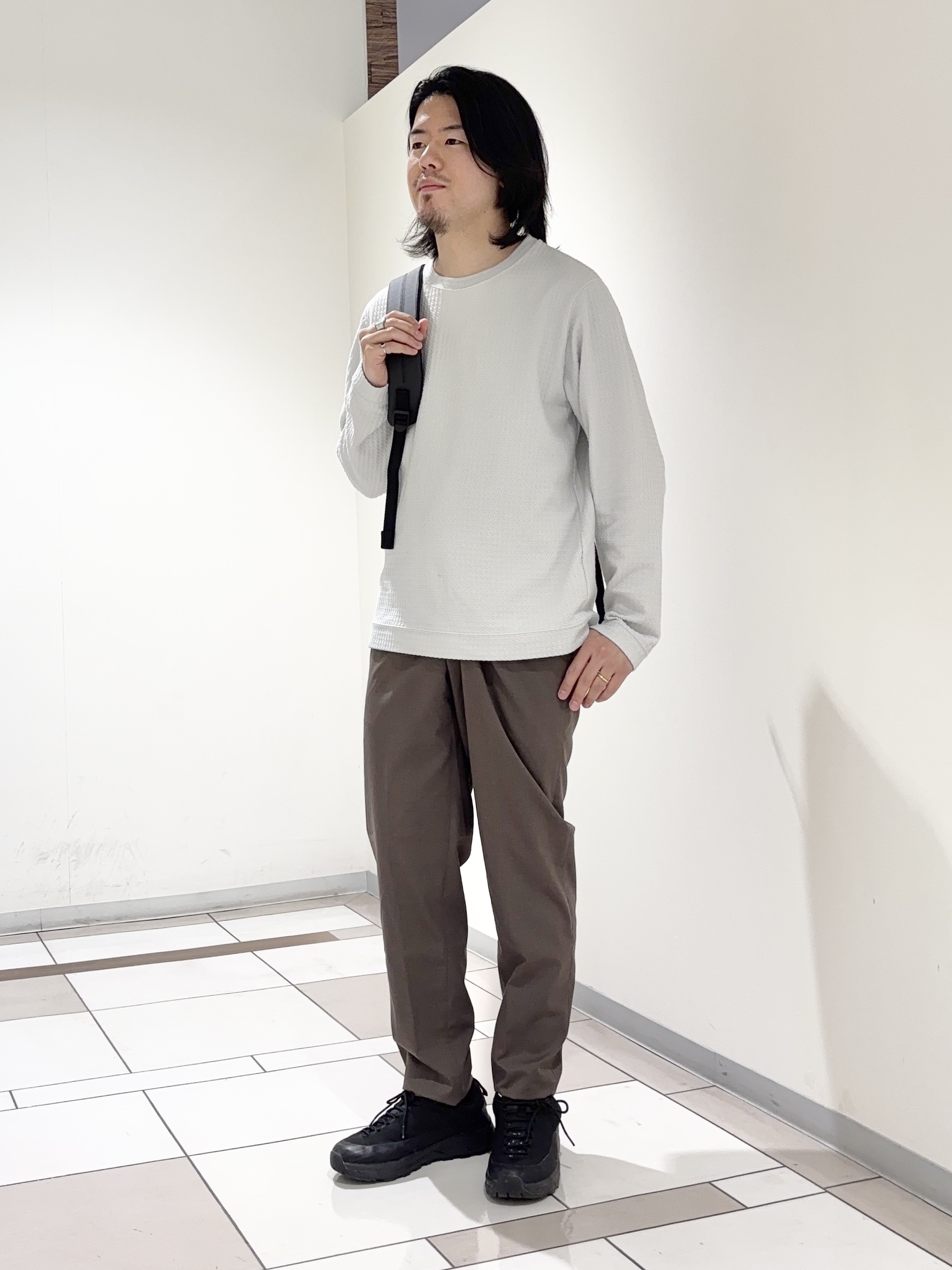 及川さんの「TAKEO KIKUCHI｜千鳥柄 ストレッチ プルオーバー」を使ったコーディネート