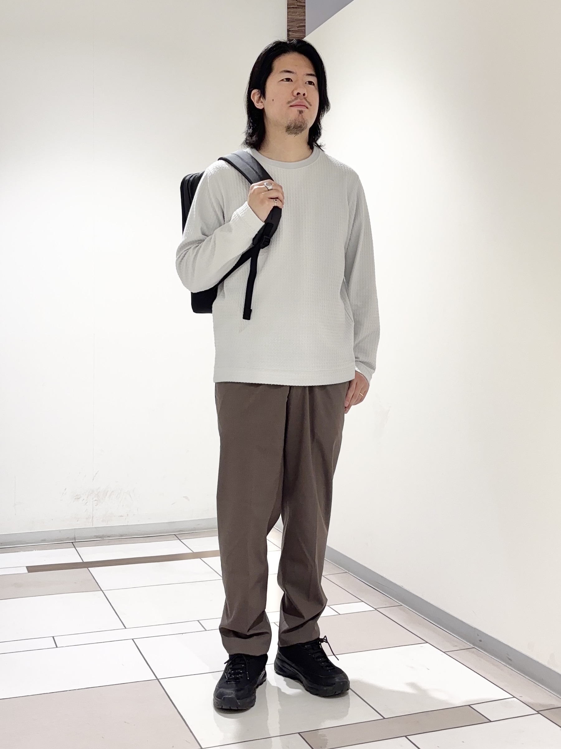 及川さんの「TAKEO KIKUCHI｜千鳥柄 ストレッチ プルオーバー」を使ったコーディネート