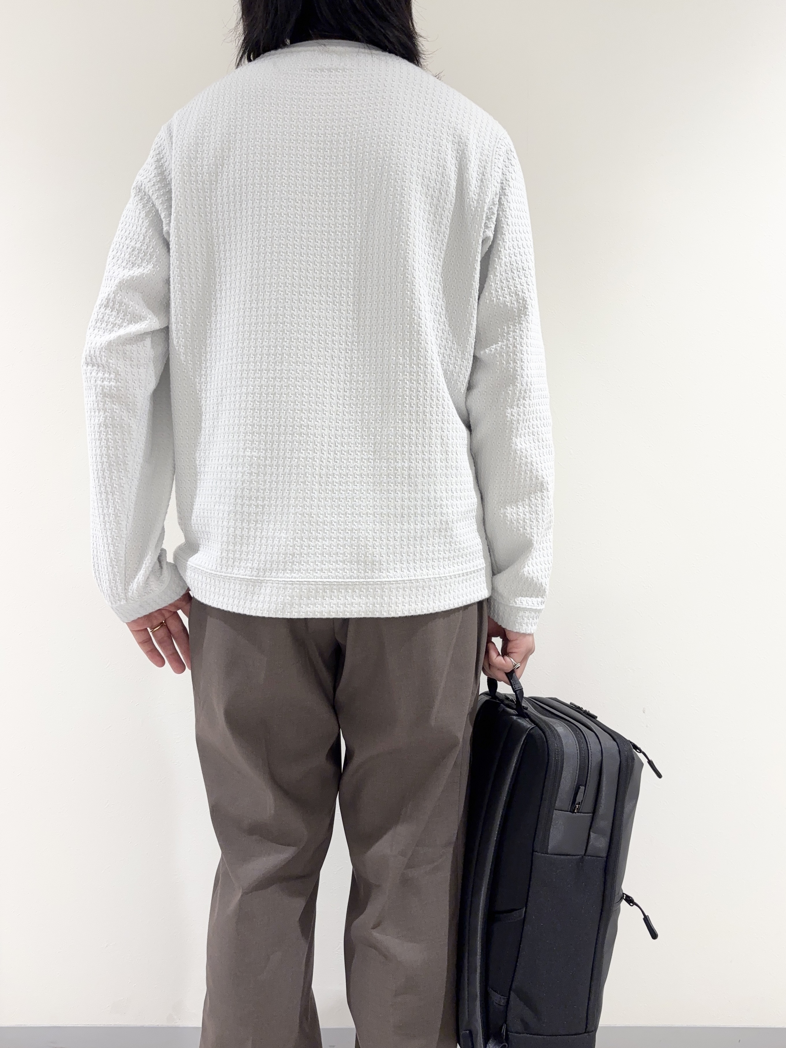 及川さんの「TAKEO KIKUCHI｜千鳥柄 ストレッチ プルオーバー」を使ったコーディネート