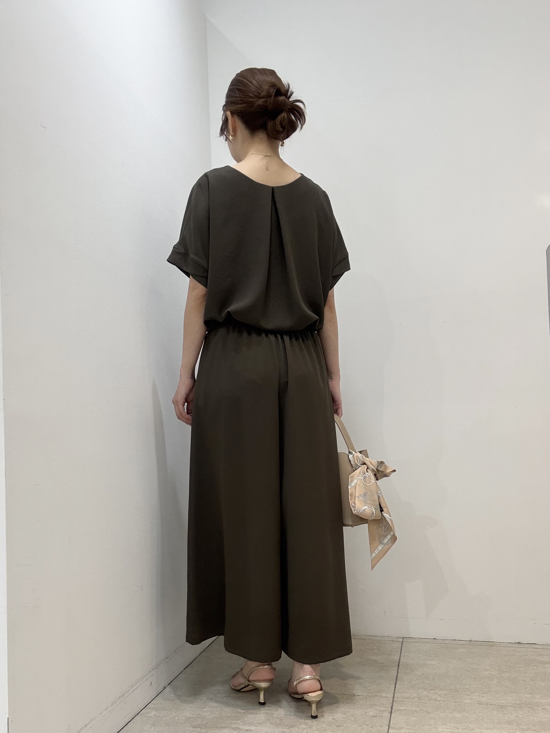 かなえさんの「UNTITLED｜【前後2WAY/はっ水/セットアップ可】リラクシーフレンチスリーブブラウス」を使ったコーディネート