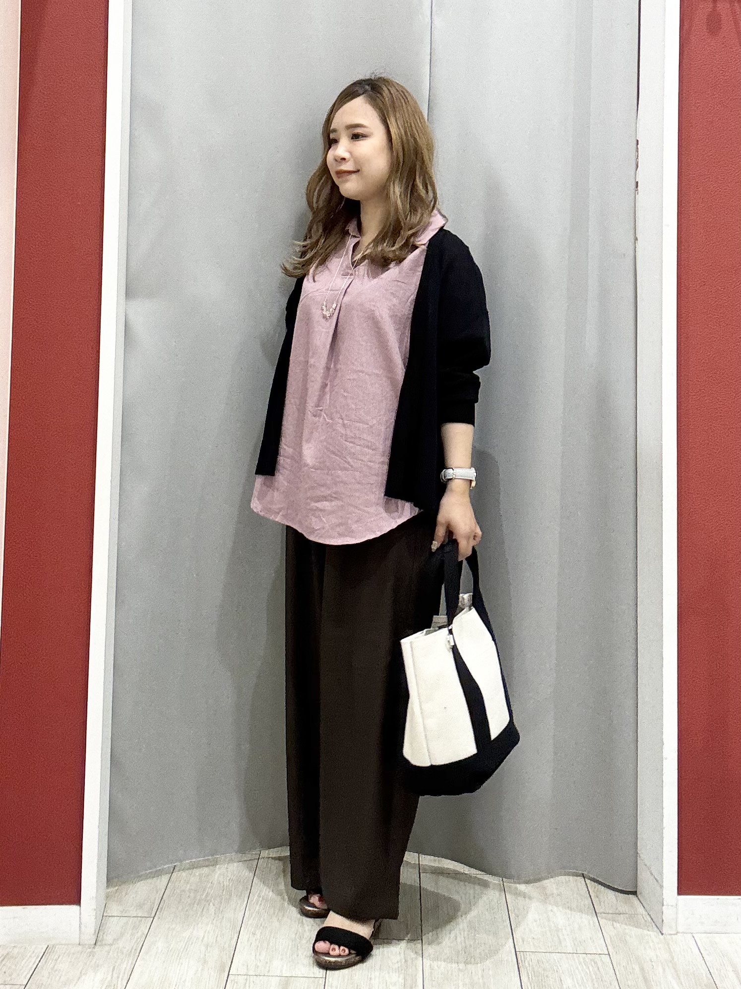 shioさんの「SHOO･LA･RUE｜【ひんやり/洗濯機可/S-LL】オンにもオフにも マルチに使えるボタンレスカーディガン」を使ったコーディネート