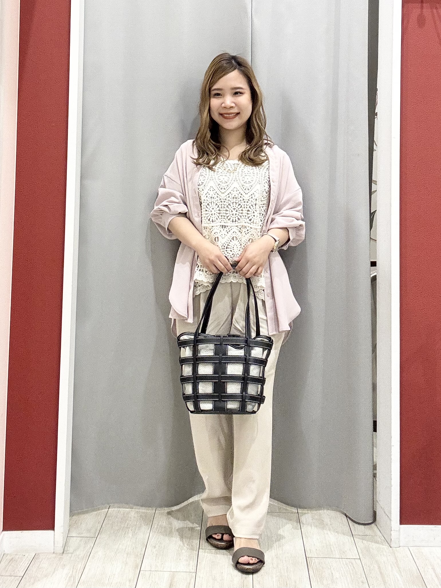 shioさんの「SHOO･LA･RUE｜【S-LL/洗濯機可】後ろ姿も抜かりなく バックレースアップシャツ」を使ったコーディネート