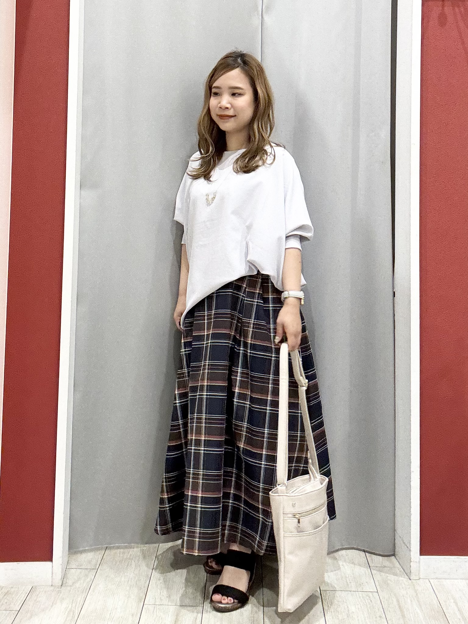 shioさんの「SHOO･LA･RUE｜【着丈選べる/体型カバー/洗濯機可】さらさらとろん ドルマンブラウス」を使ったコーディネート