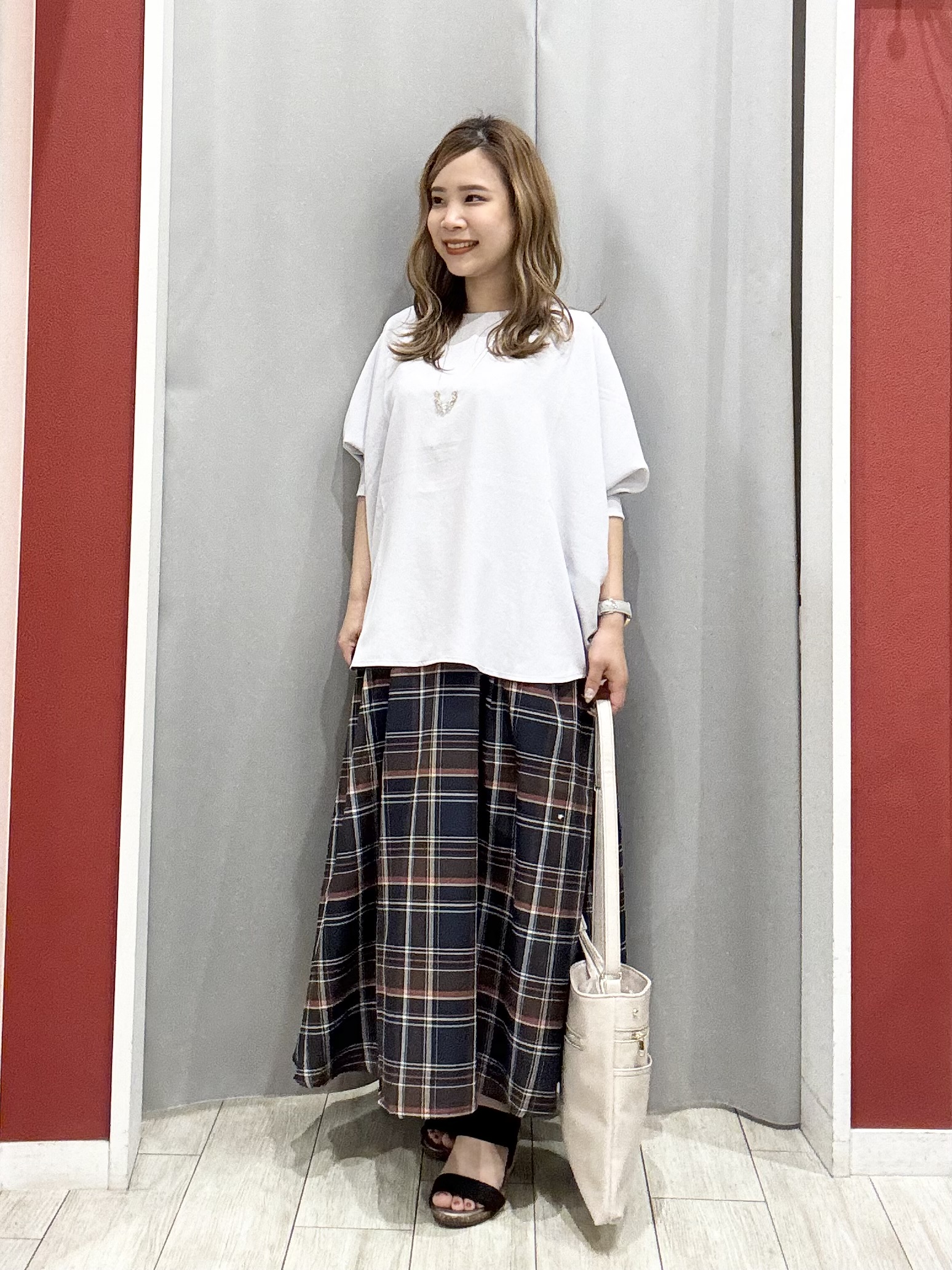 shioさんの「SHOO･LA･RUE｜【着丈選べる/体型カバー/洗濯機可】さらさらとろん ドルマンブラウス」を使ったコーディネート