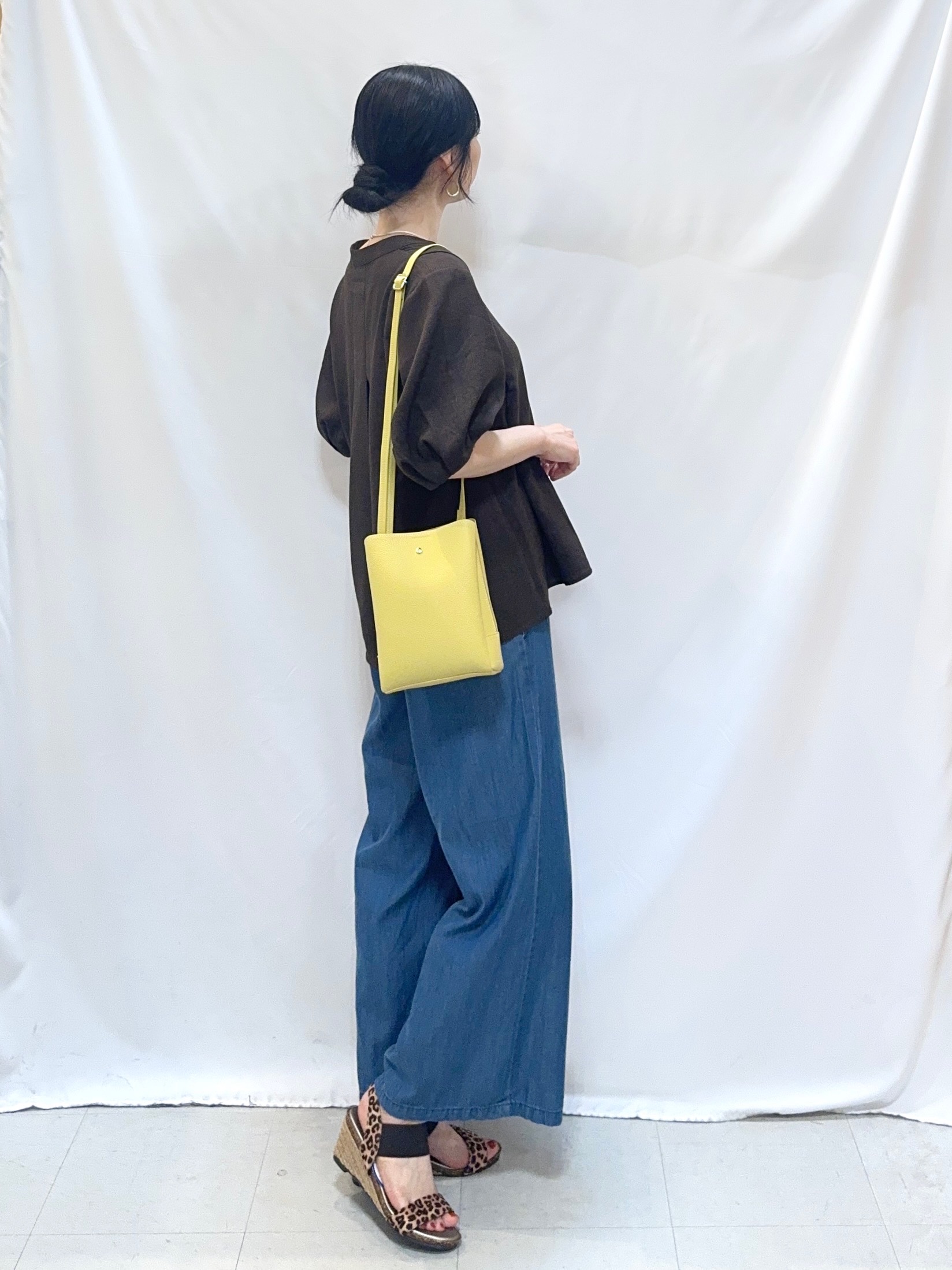 𝐇𝐢𝐫𝐨𝐦𝐢さんの「SHOO･LA･RUE｜【高レビュー/洗濯後しわになりにくい/インせず着られる】自然に体型カバー 麻調ペプラムブラウス」を使ったコーディネート