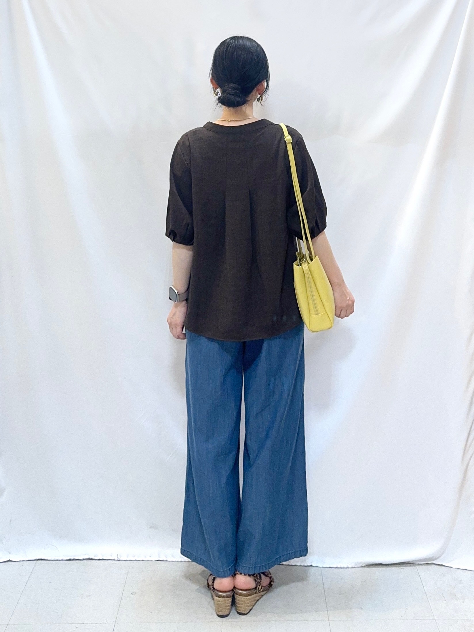 𝐇𝐢𝐫𝐨𝐦𝐢さんの「SHOO･LA･RUE｜【高レビュー/洗濯後しわになりにくい/インせず着られる】自然に体型カバー 麻調ペプラムブラウス」を使ったコーディネート