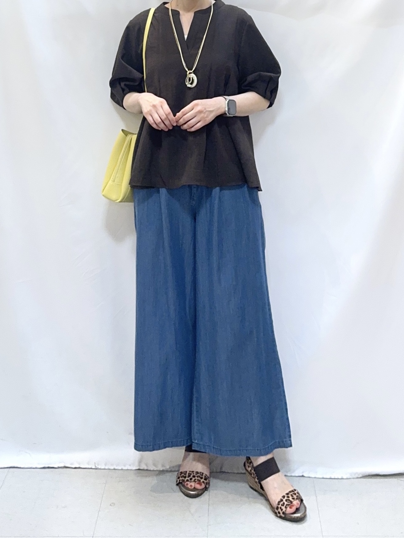 𝐇𝐢𝐫𝐨𝐦𝐢さんの「SHOO･LA･RUE｜【高レビュー/洗濯後しわになりにくい/インせず着られる】自然に体型カバー 麻調ペプラムブラウス」を使ったコーディネート