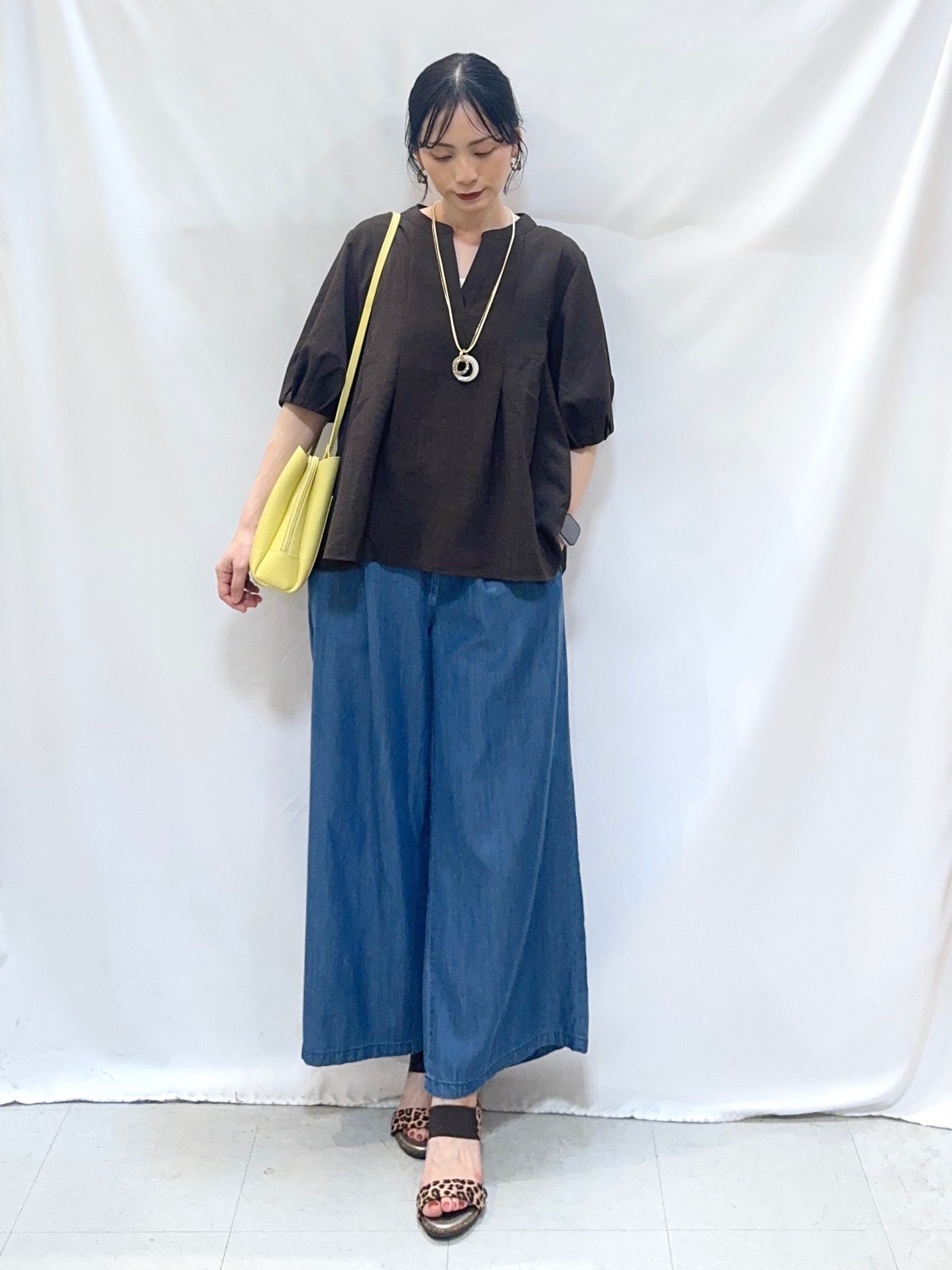 𝐇𝐢𝐫𝐨𝐦𝐢さんの「SHOO･LA･RUE｜【高レビュー/洗濯後しわになりにくい/インせず着られる】自然に体型カバー 麻調ペプラムブラウス」を使ったコーディネート