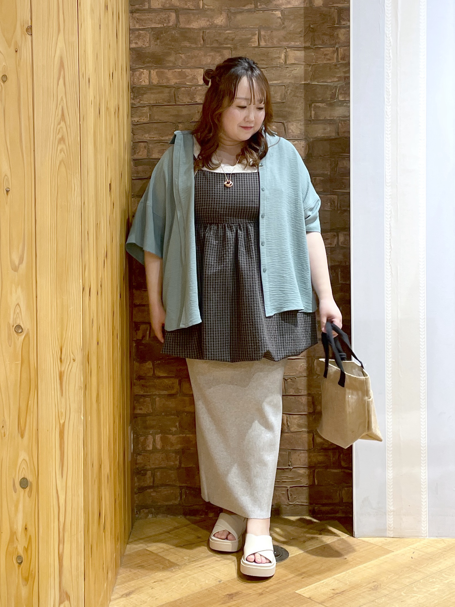 Risaさんの「SHOO･LA･RUE｜【高レビュー/洗濯後しわになりにくい/体型カバー】きちんとゆるっと 大人の抜け感 ポンチョ風カラーシ」を使ったコーディネート