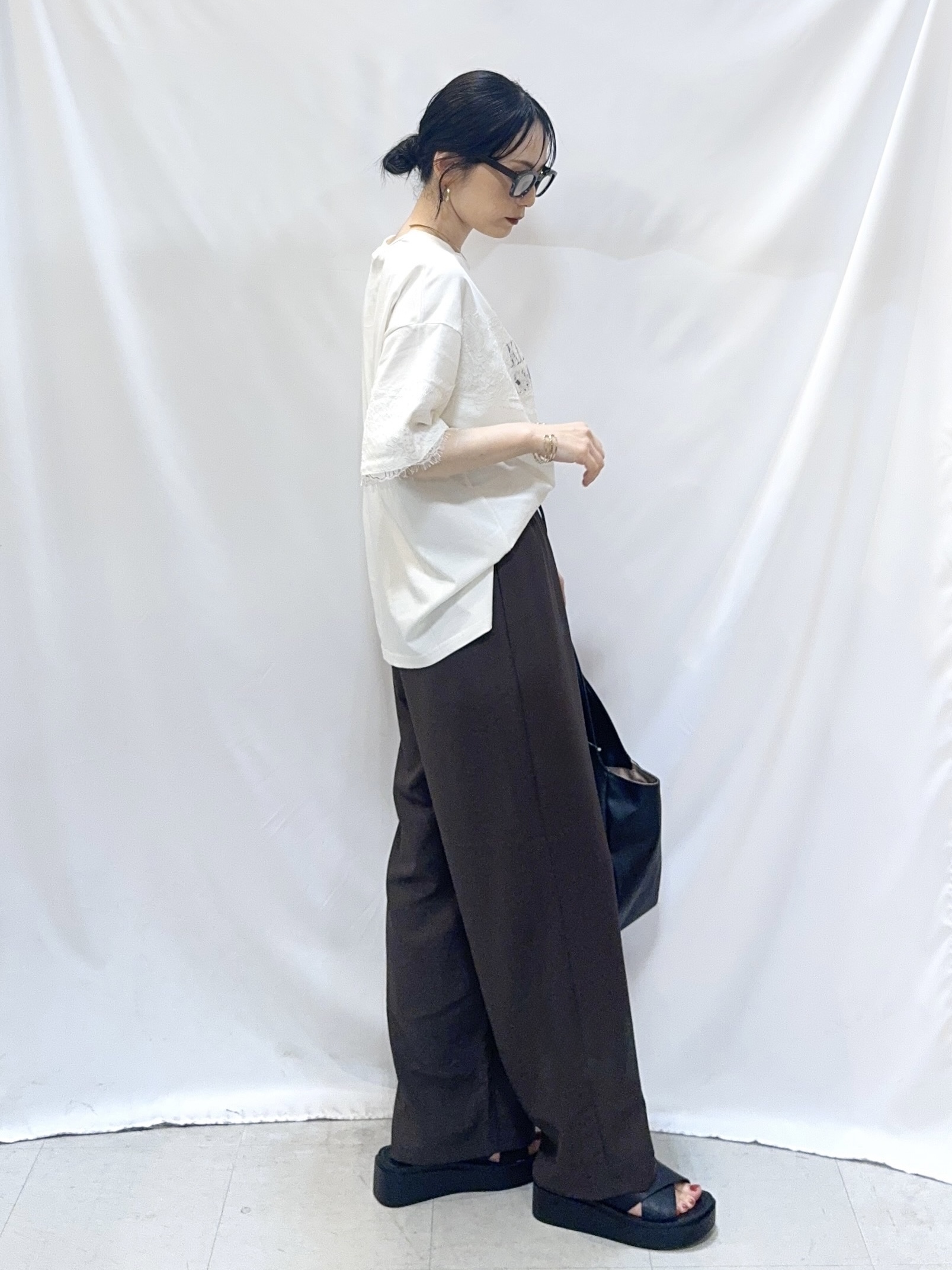 𝐇𝐢𝐫𝐨𝐦𝐢さんの「SHOO･LA･RUE｜【ひんやり/洗濯機可】レースデザインでこなれ見え ロゴプリントTシャツ」を使ったコーディネート