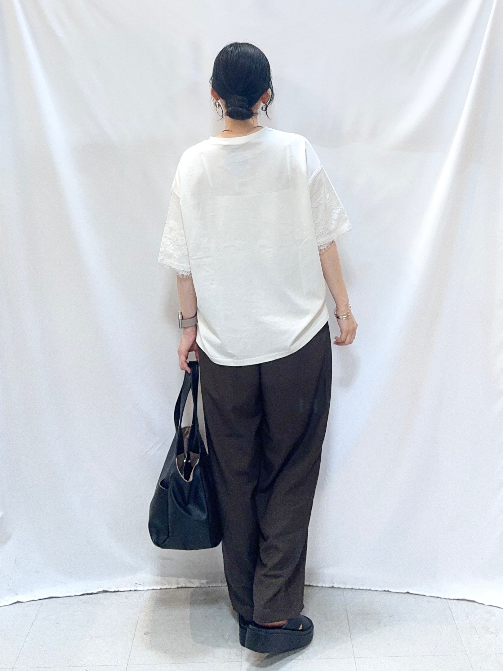 𝐇𝐢𝐫𝐨𝐦𝐢さんの「SHOO･LA･RUE｜【ひんやり/洗濯機可】レースデザインでこなれ見え ロゴプリントTシャツ」を使ったコーディネート
