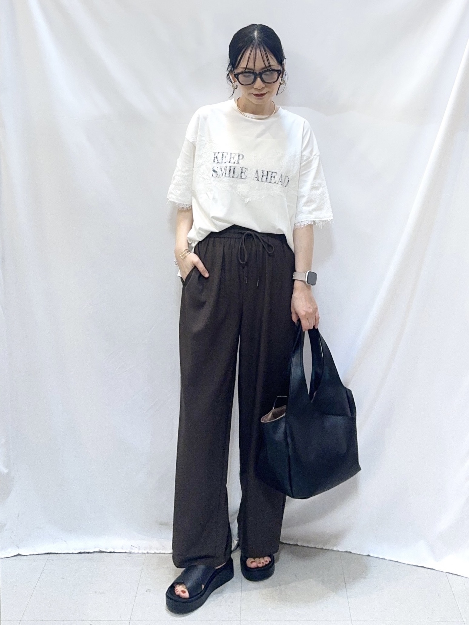 𝐇𝐢𝐫𝐨𝐦𝐢さんの「SHOO･LA･RUE｜【ひんやり/洗濯機可】レースデザインでこなれ見え ロゴプリントTシャツ」を使ったコーディネート