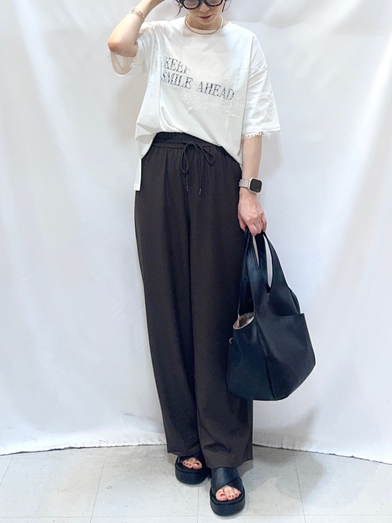 𝐇𝐢𝐫𝐨𝐦𝐢さんの「SHOO･LA･RUE｜【ひんやり/洗濯機可】レースデザインでこなれ見え ロゴプリントTシャツ」を使ったコーディネート