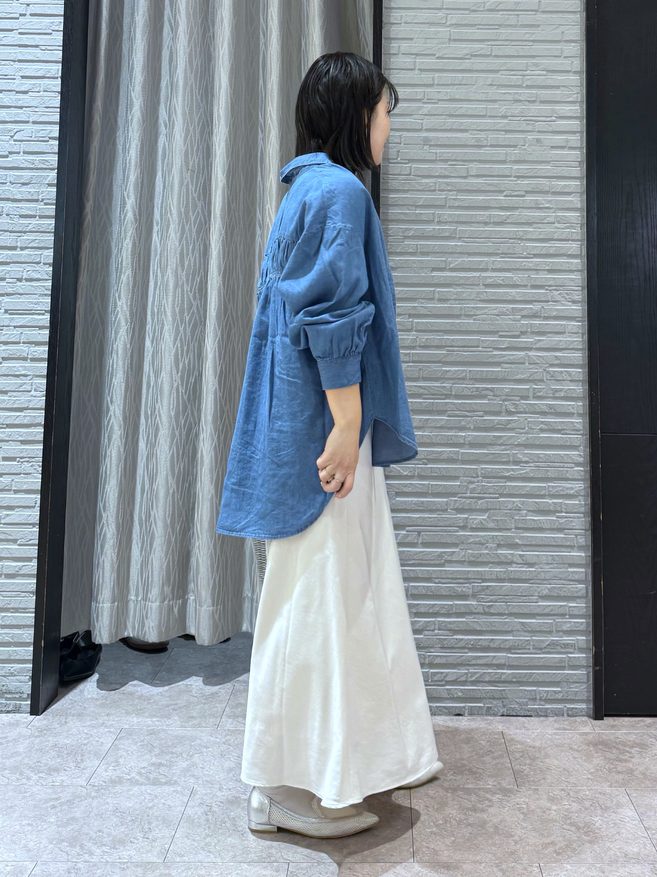 chさんの「THE SHOP TK｜【後ろ姿もサマになる】バックシャーリングシャツ」を使ったコーディネート