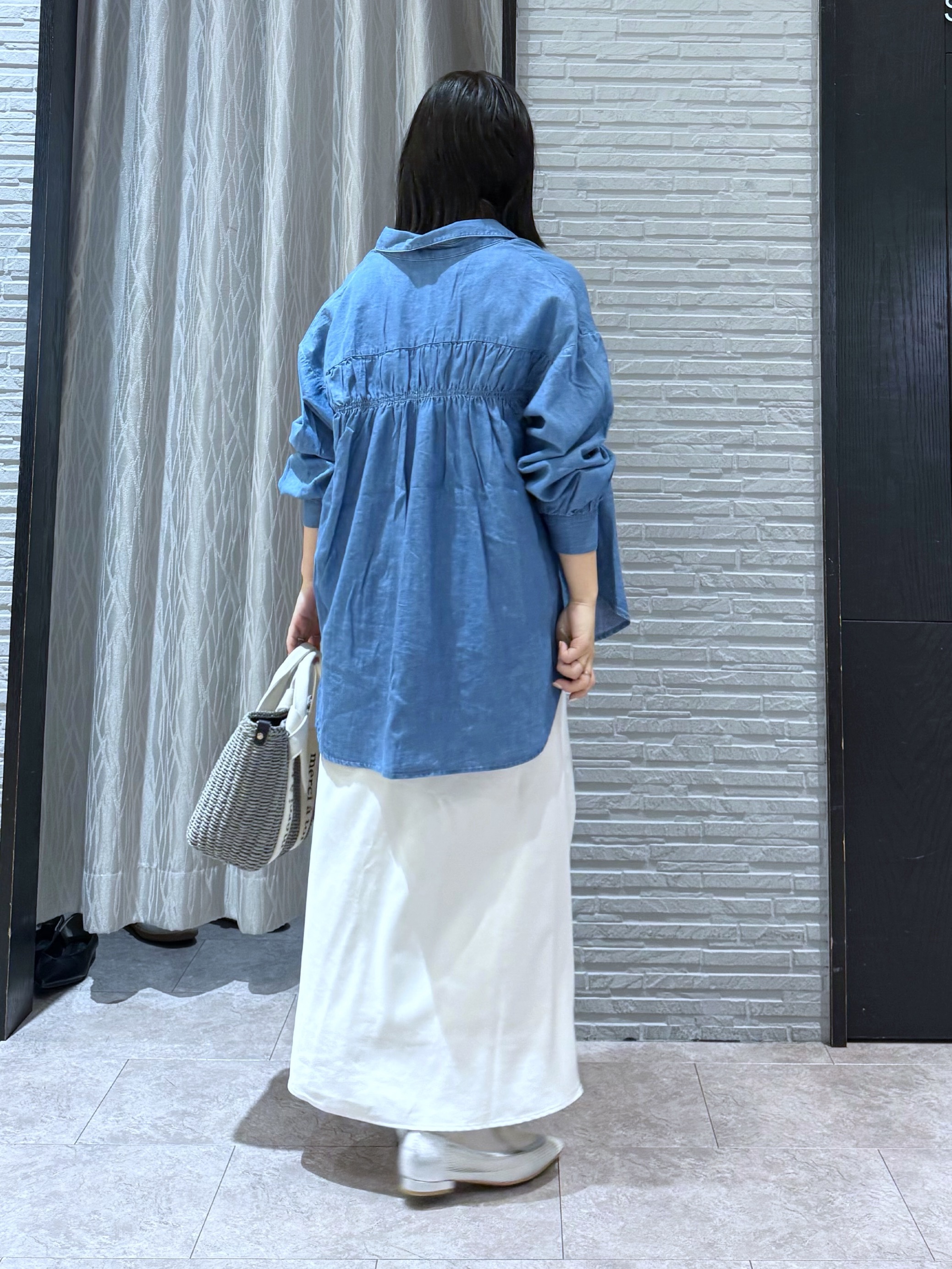 chさんの「THE SHOP TK｜【後ろ姿もサマになる】バックシャーリングシャツ」を使ったコーディネート
