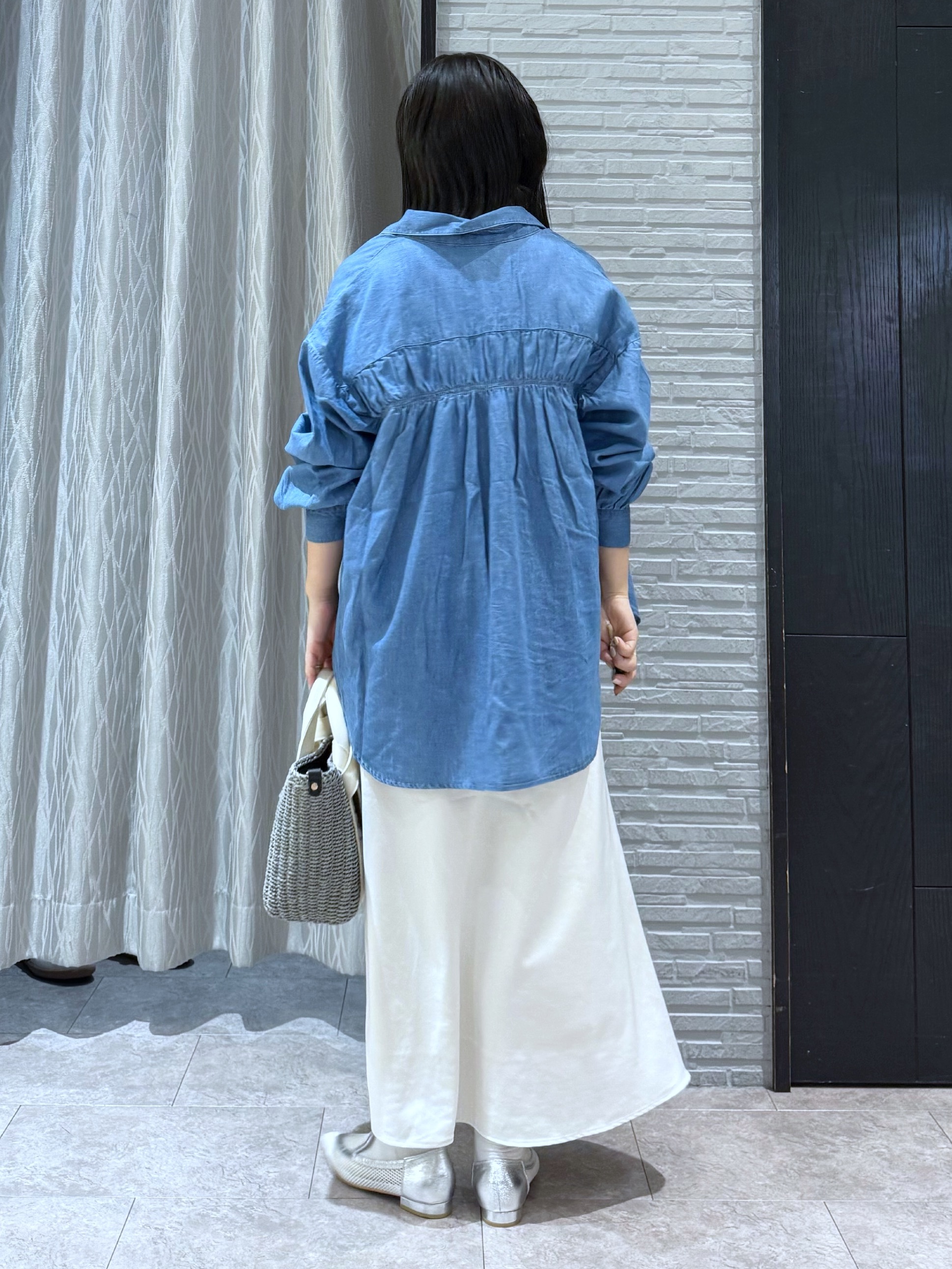 chさんの「THE SHOP TK｜【後ろ姿もサマになる】バックシャーリングシャツ」を使ったコーディネート