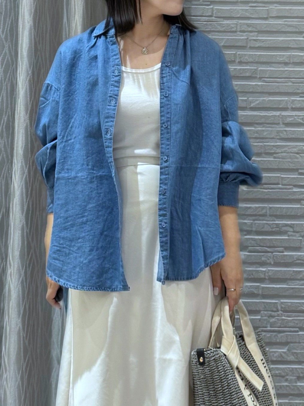 chさんの「THE SHOP TK｜【後ろ姿もサマになる】バックシャーリングシャツ」を使ったコーディネート