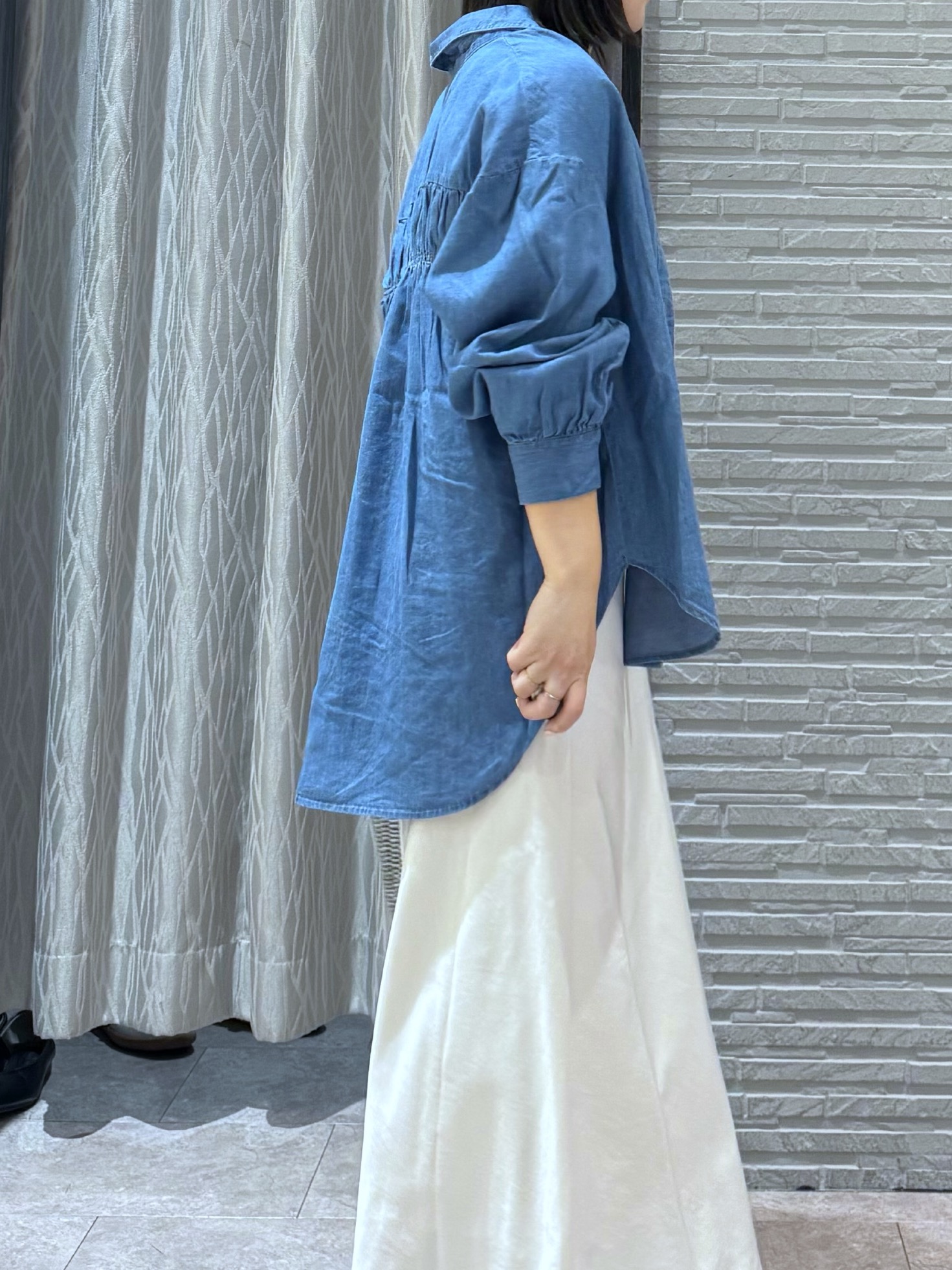 chさんの「THE SHOP TK｜【後ろ姿もサマになる】バックシャーリングシャツ」を使ったコーディネート