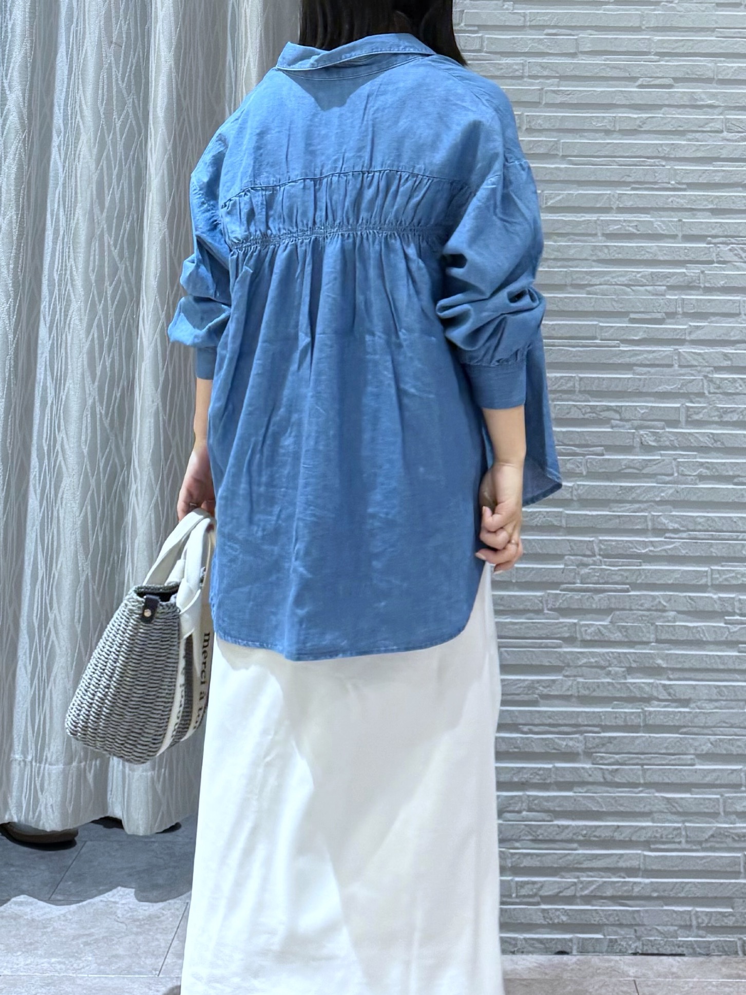chさんの「THE SHOP TK｜【後ろ姿もサマになる】バックシャーリングシャツ」を使ったコーディネート