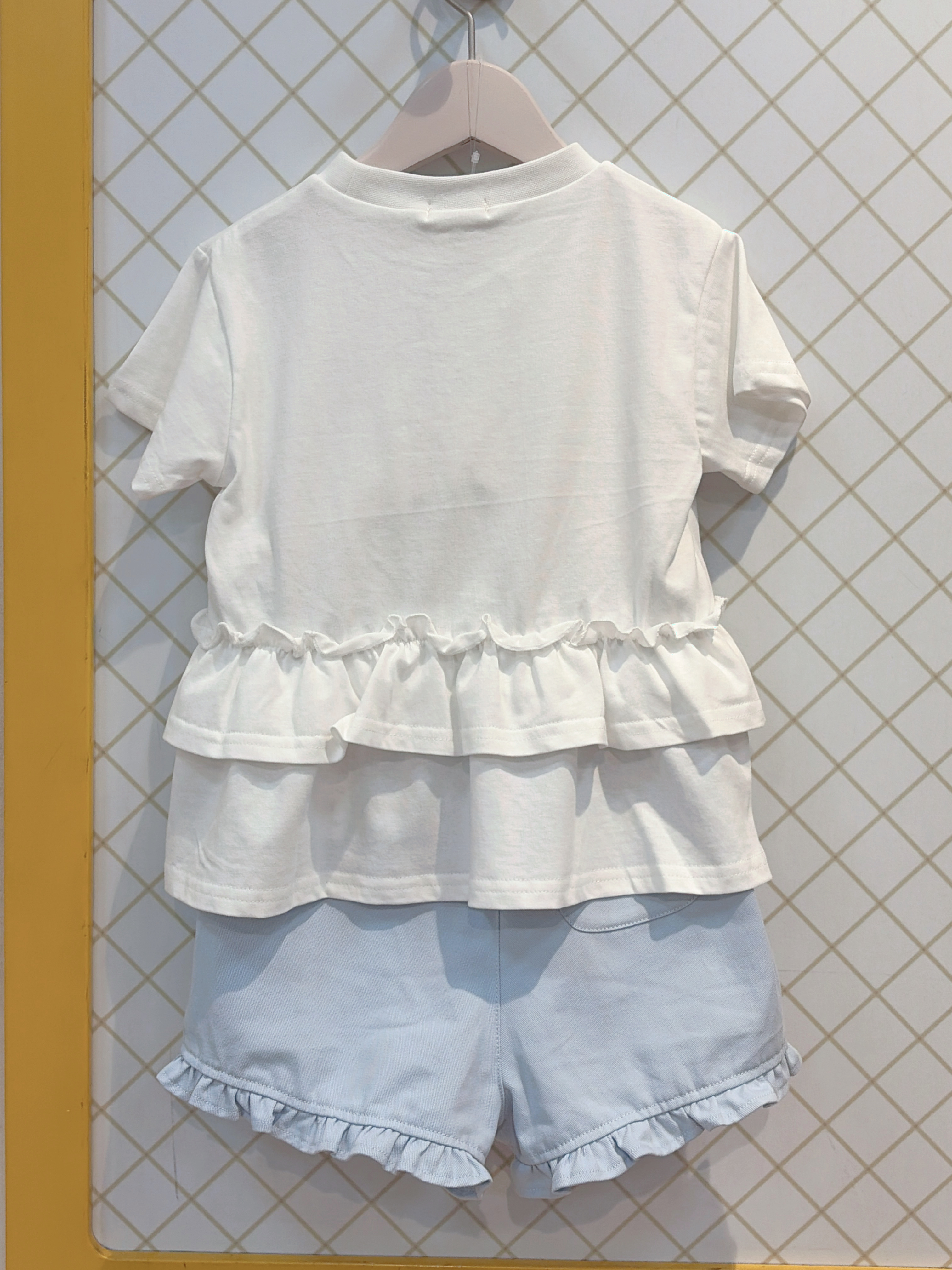 蒼さんの「SHOO･LA･RUE｜【100-150cm】裾フリルハート刺繍Tシャツ」を使ったコーディネート